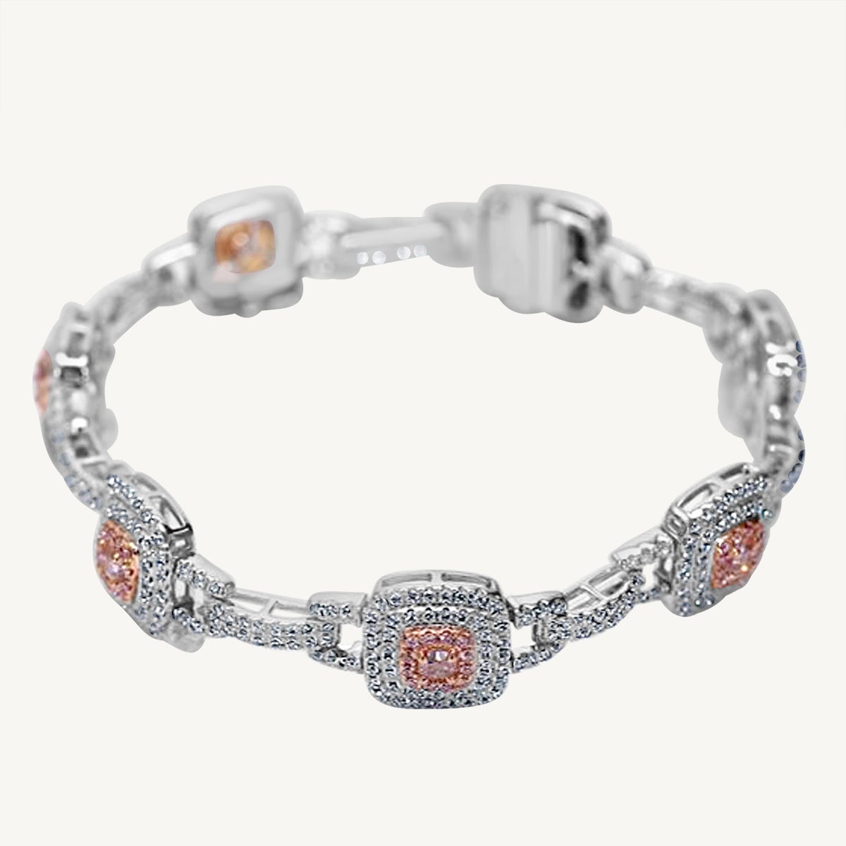 Bracelet en or de 3.89 carats avec diamants blancs et diamants roses radiants certifiés GIA