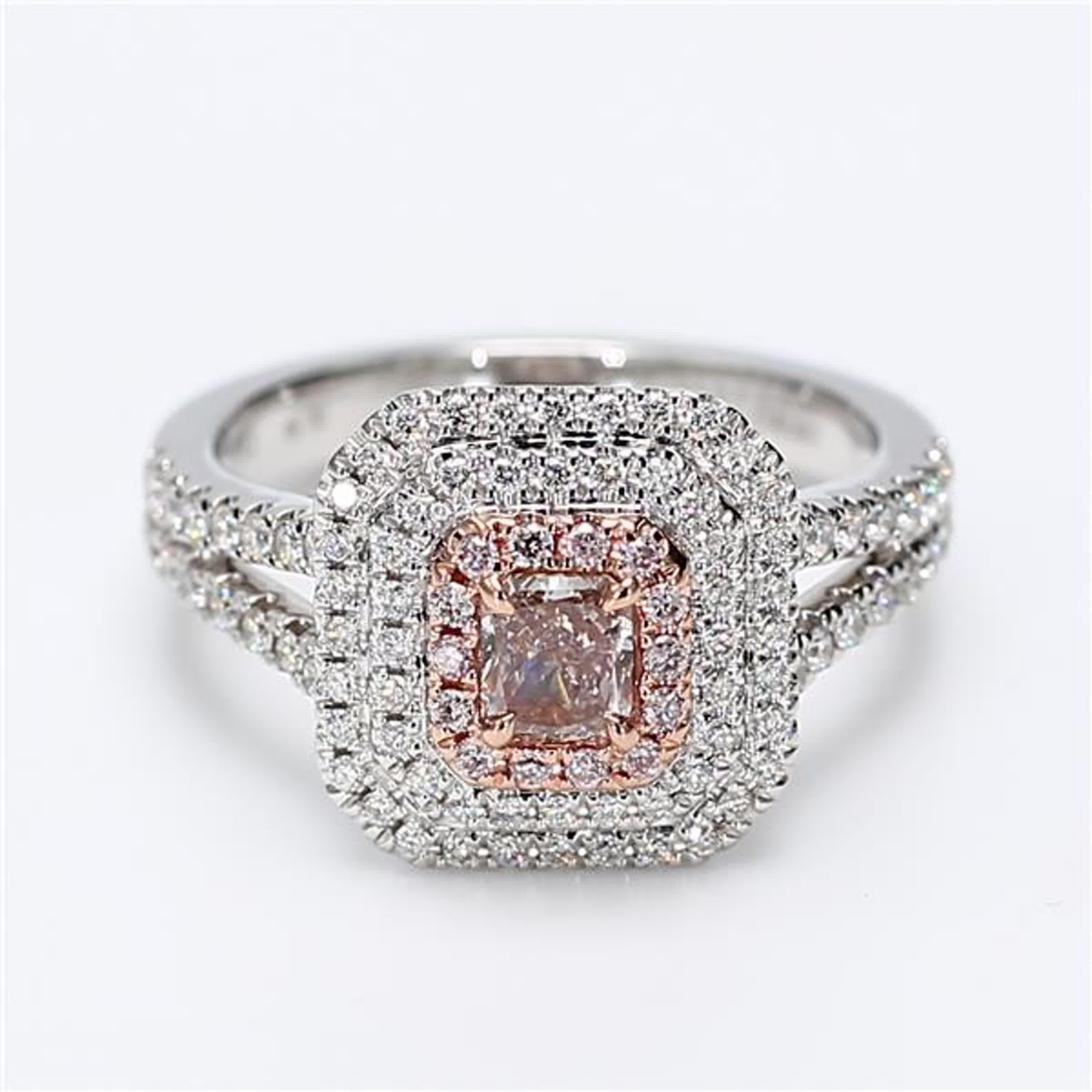 Der klassische GIA-zertifizierte Diamantring von RareGemWorld. In einer schönen Fassung aus 18 Karat Rosé- und Weißgold mit einem natürlichen rosa Diamanten im Strahlenschliff. Der rosafarbene Diamant ist umgeben von einem runden natürlichen rosa