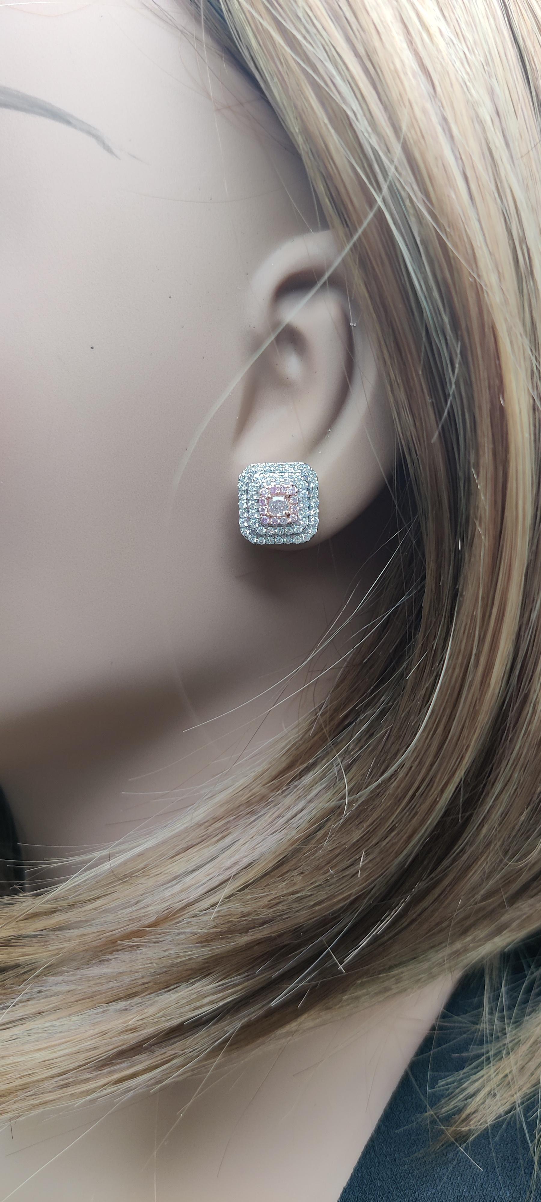 Die klassischen GIA-zertifizierten Diamantohrringe von RareGemWorld. In einer wunderschönen Fassung aus 18 Karat Rosé- und Weißgold mit natürlichen rosa Diamanten im Brillantschliff gefasst. Die rosafarbenen Diamanten sind umgeben von runden