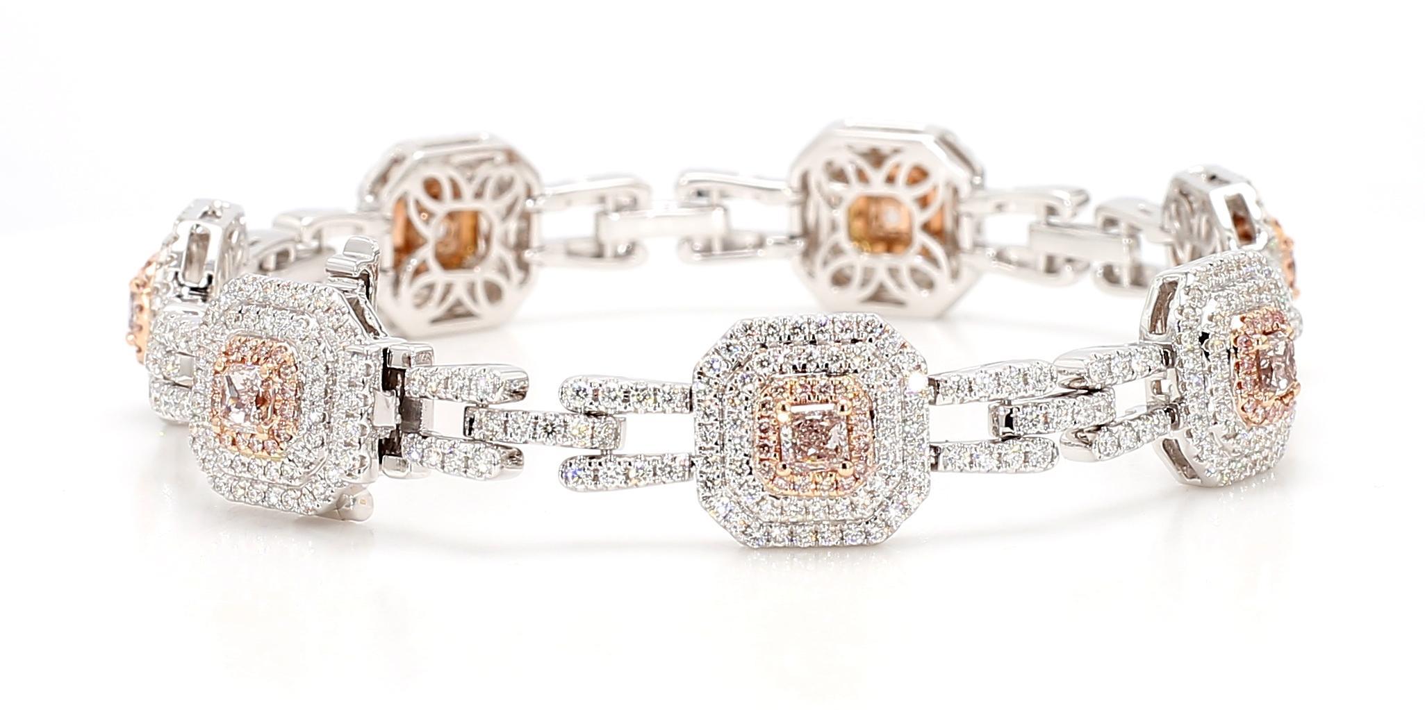 Il bellissimo bracciale di diamanti di RareGemworld. Montato in una splendida montatura in oro rosa e bianco 18 carati con diamanti rosa naturali dal taglio radiante, circondati da una mischia di diamanti rosa naturali rotondi e da una mischia di