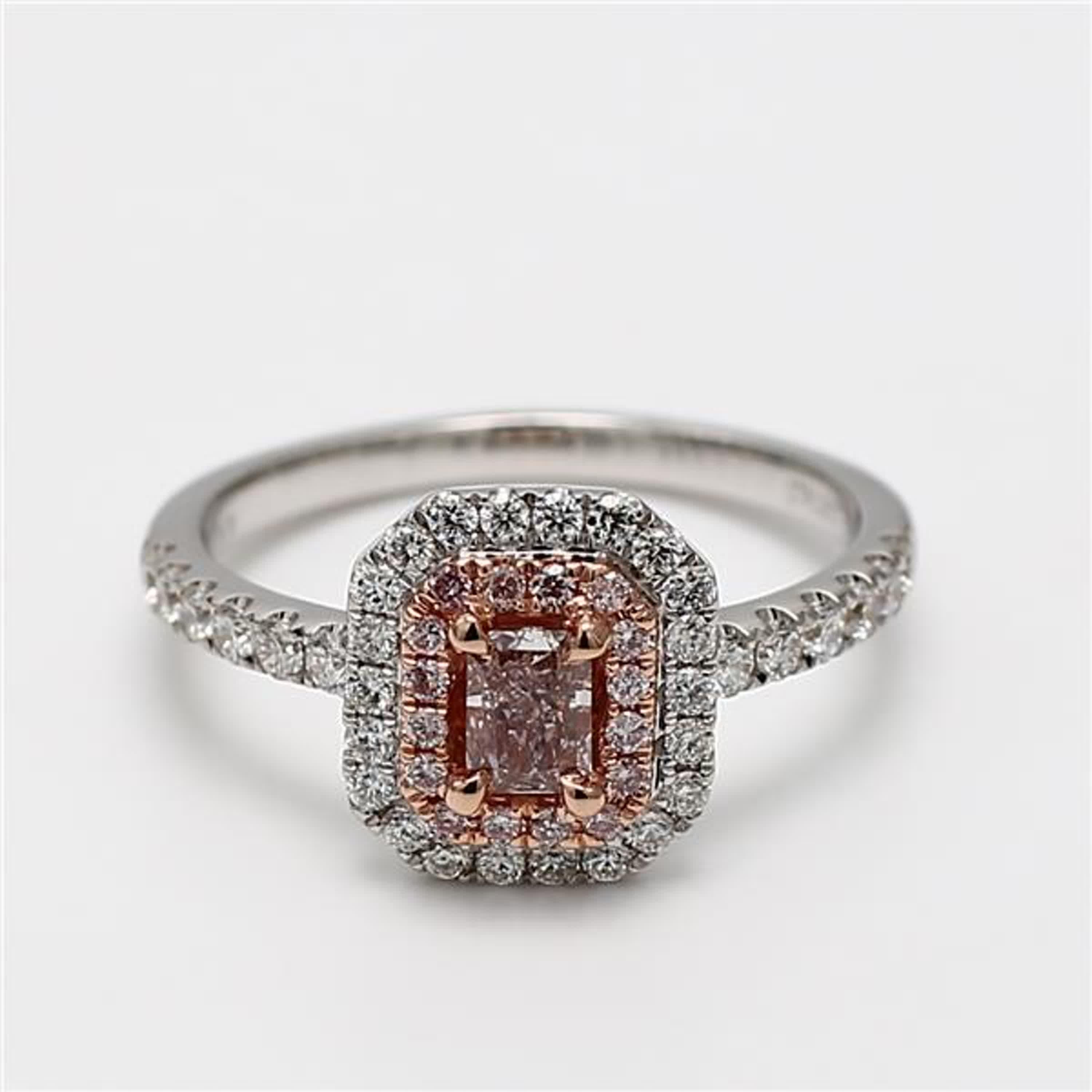 Der klassische GIA-zertifizierte Diamantring von RareGemWorld. In einer wunderschönen Fassung aus 18 Karat Rosé- und Weißgold und Platin mit einem natürlichen rosa Diamanten im Strahlenschliff. Der rosafarbene Diamant ist umgeben von einem runden