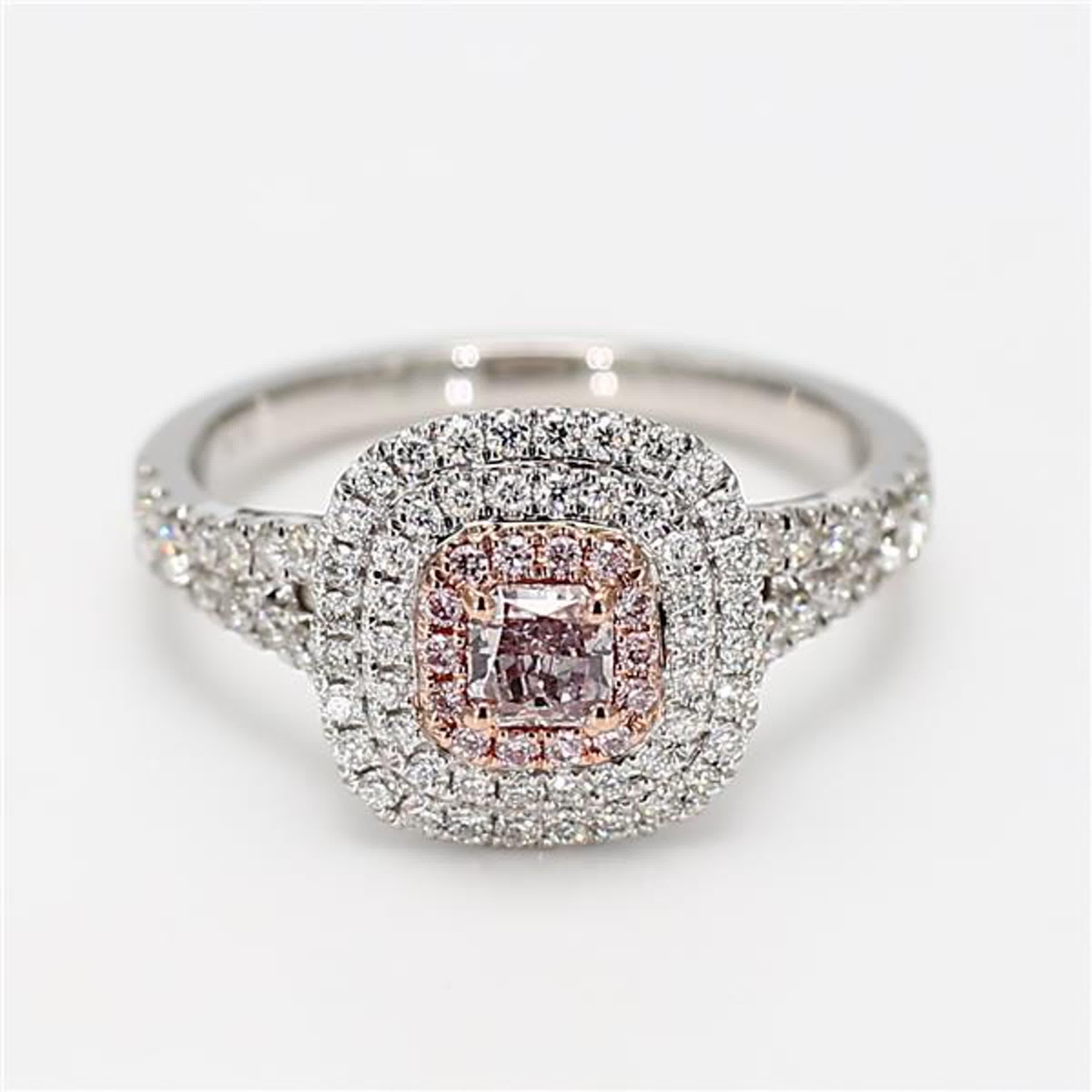 Der klassische GIA-zertifizierte Diamantring von RareGemWorld. In einer schönen Fassung aus 18 Karat Rosé- und Weißgold mit einem natürlichen rosa Diamanten im Strahlenschliff. Der rosafarbene Diamant ist umgeben von einem runden natürlichen rosa