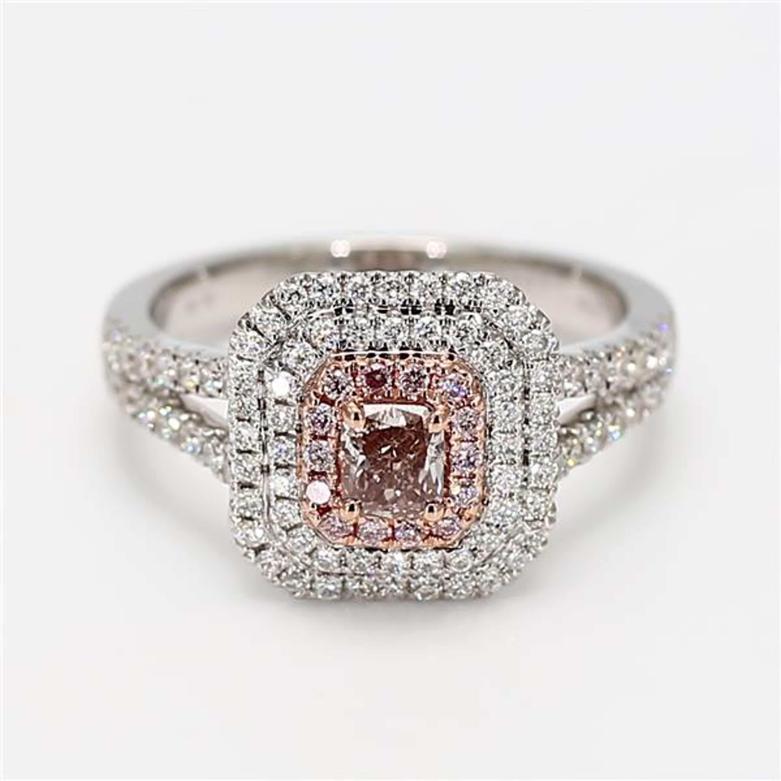 Der klassische GIA-zertifizierte Diamantring von RareGemWorld. In einer schönen Fassung aus 18 Karat Rosé- und Weißgold mit einem natürlichen rosa Diamanten im Strahlenschliff. Der rosafarbene Diamant ist umgeben von einem runden natürlichen rosa