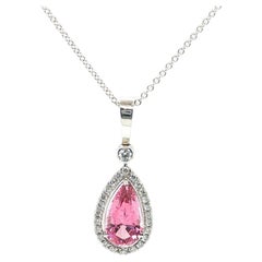 Collar con colgante de espinela rosa natural certificada por el GIA y diamantes, en oro blanco de 18k