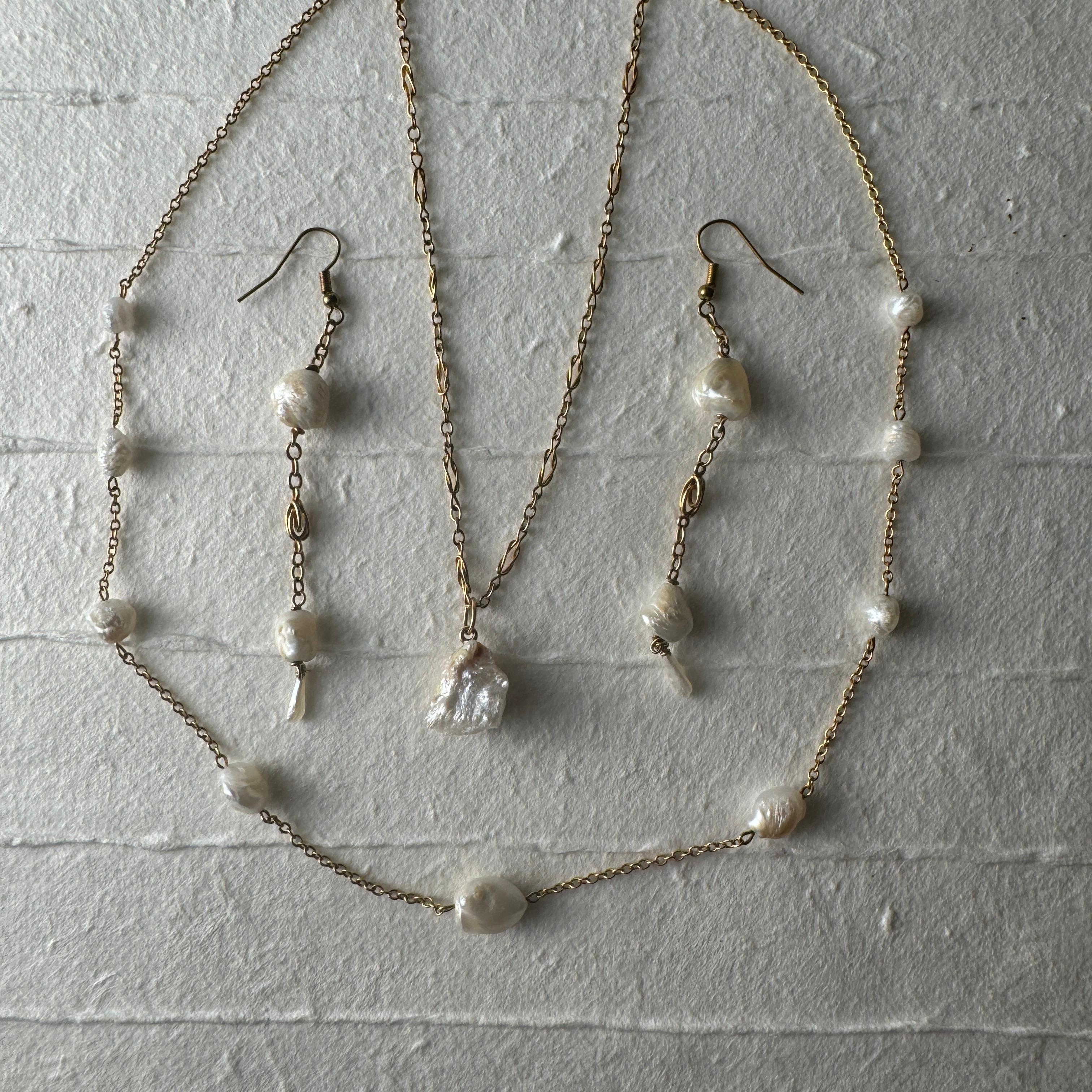 Si tratta di una parure di perle naturali di fiume rara e mozzafiato, con perle di fiume naturali (non coltivate) certificate GIA e composte da oro giallo 14 carati per creare una collana, un pendente e un lussuoso paio di orecchini pendenti. Credo