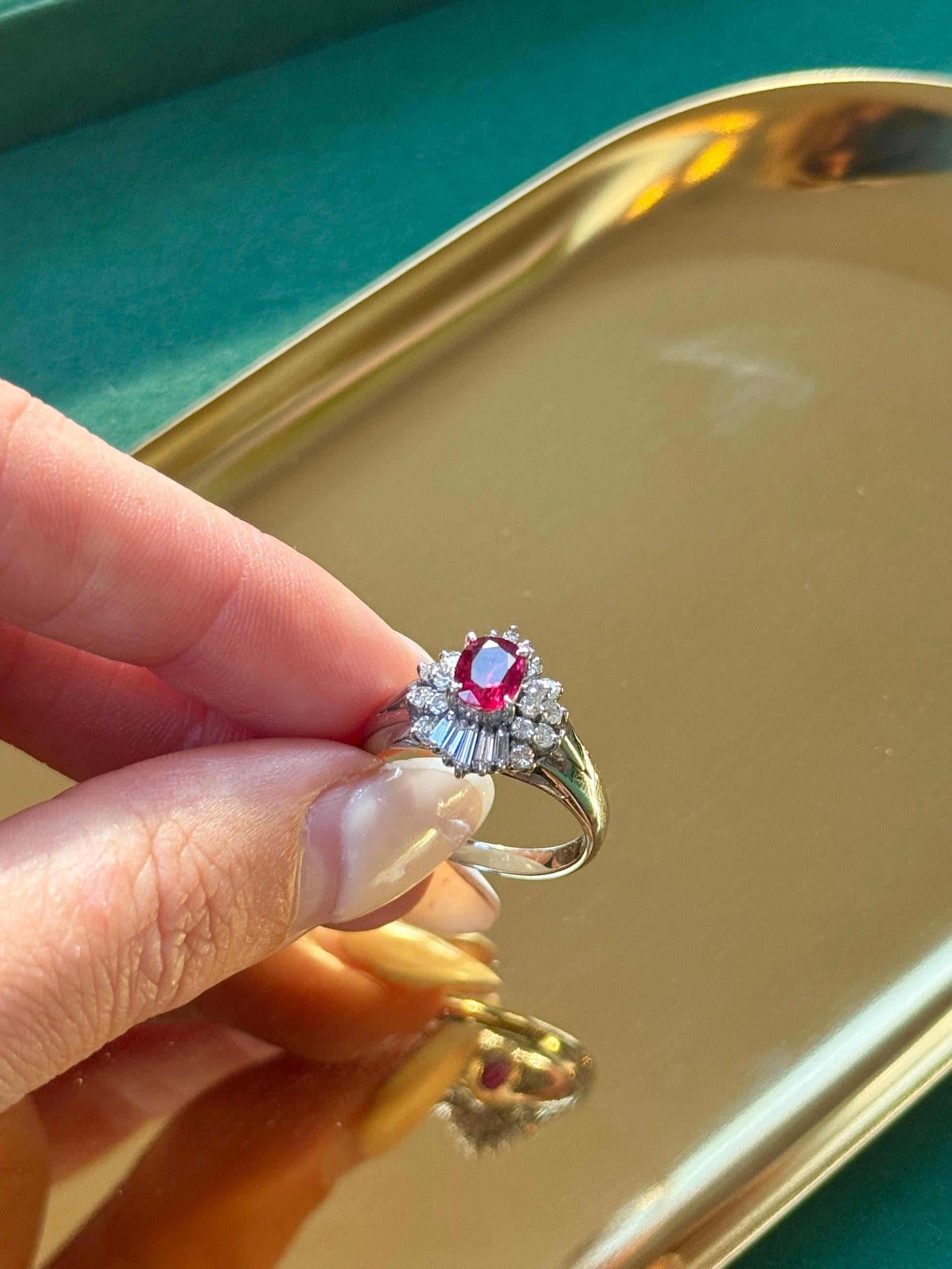 GIA-zertifizierter Vintage Platinring mit natürlichem Rubin und Diamant (Ovalschliff) im Angebot