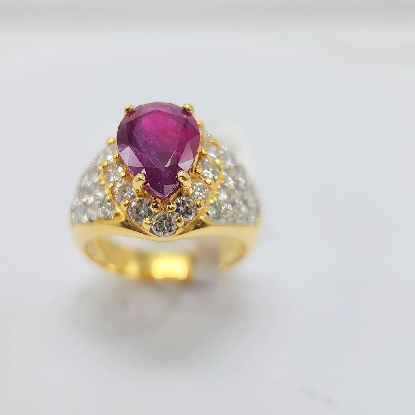 Anillo de Rubí Natural Certificado por el GIA y Diamantes Oro Amarillo de 18 quilates Rubí en Forma de Pera en venta 7