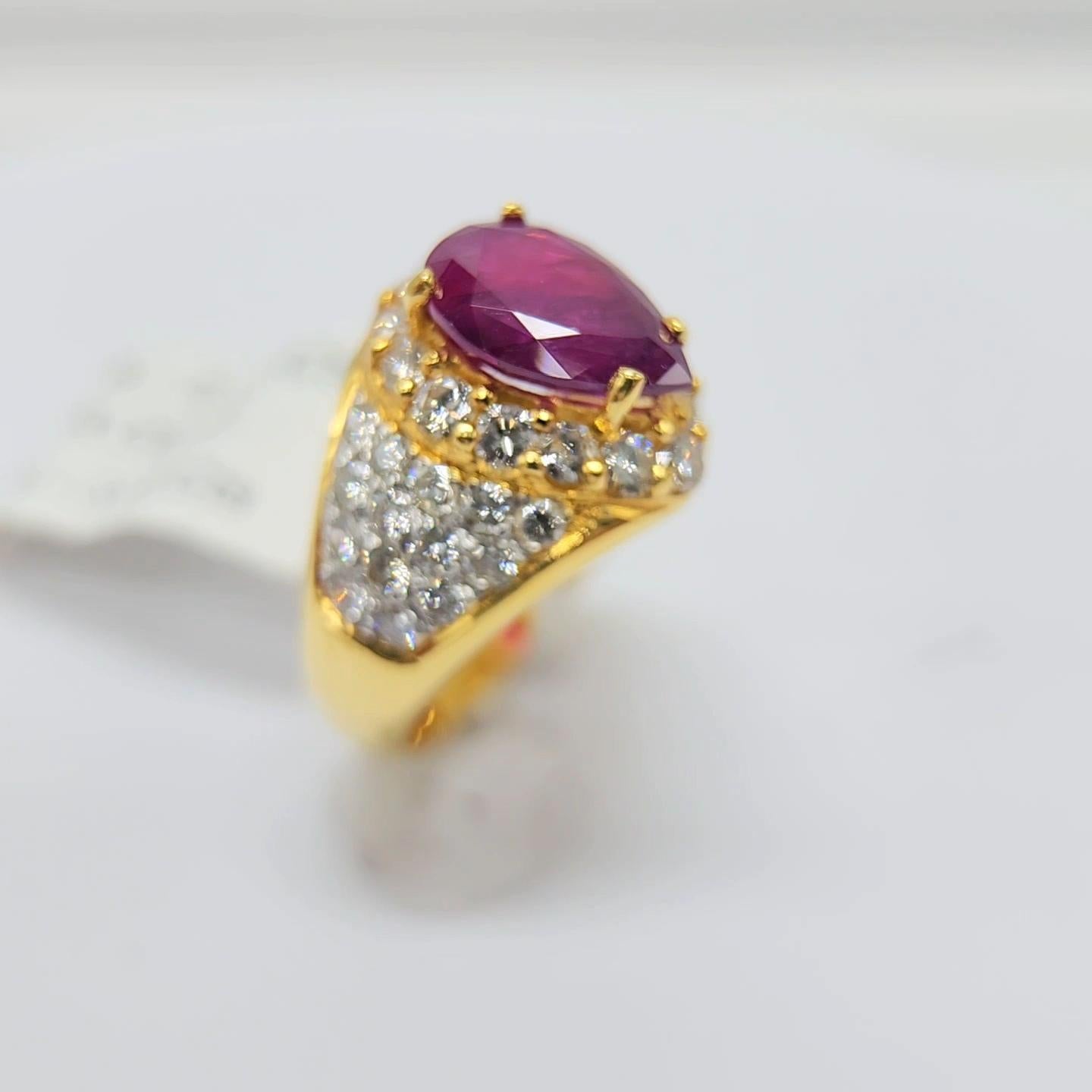 Anillo de Rubí Natural Certificado por el GIA y Diamantes Oro Amarillo de 18 quilates Rubí en Forma de Pera en venta 8