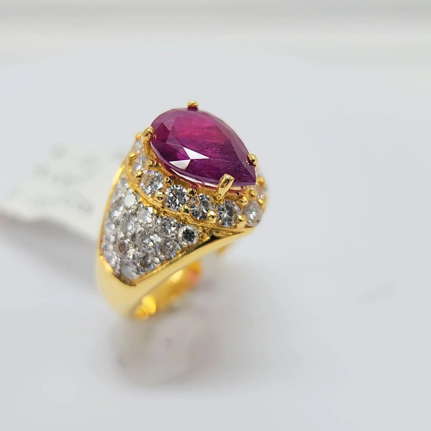 Anillo de Rubí Natural Certificado por el GIA y Diamantes Oro Amarillo de 18 quilates Rubí en Forma de Pera en venta 9