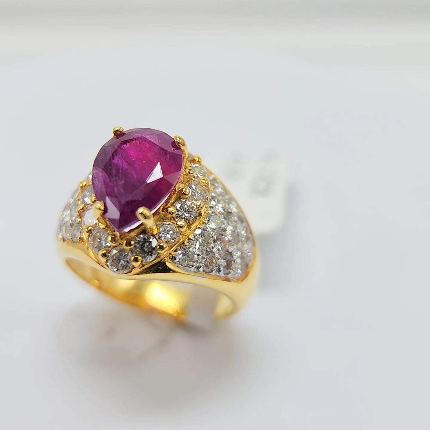 Anillo de Rubí Natural Certificado por el GIA y Diamantes Oro Amarillo de 18 quilates Rubí en Forma de Pera en venta 10