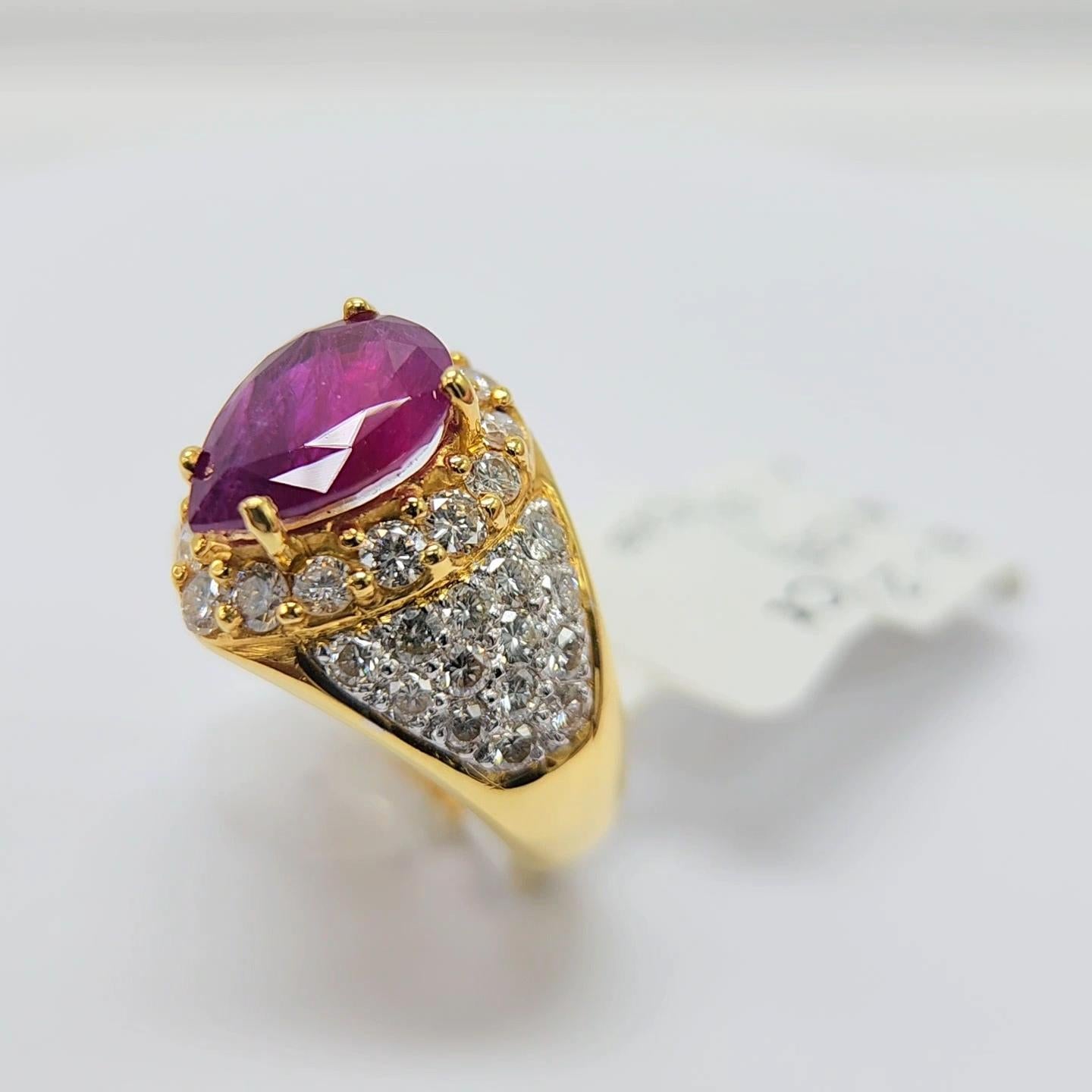 Anillo de Rubí Natural Certificado por el GIA y Diamantes Oro Amarillo de 18 quilates Rubí en Forma de Pera en venta 11