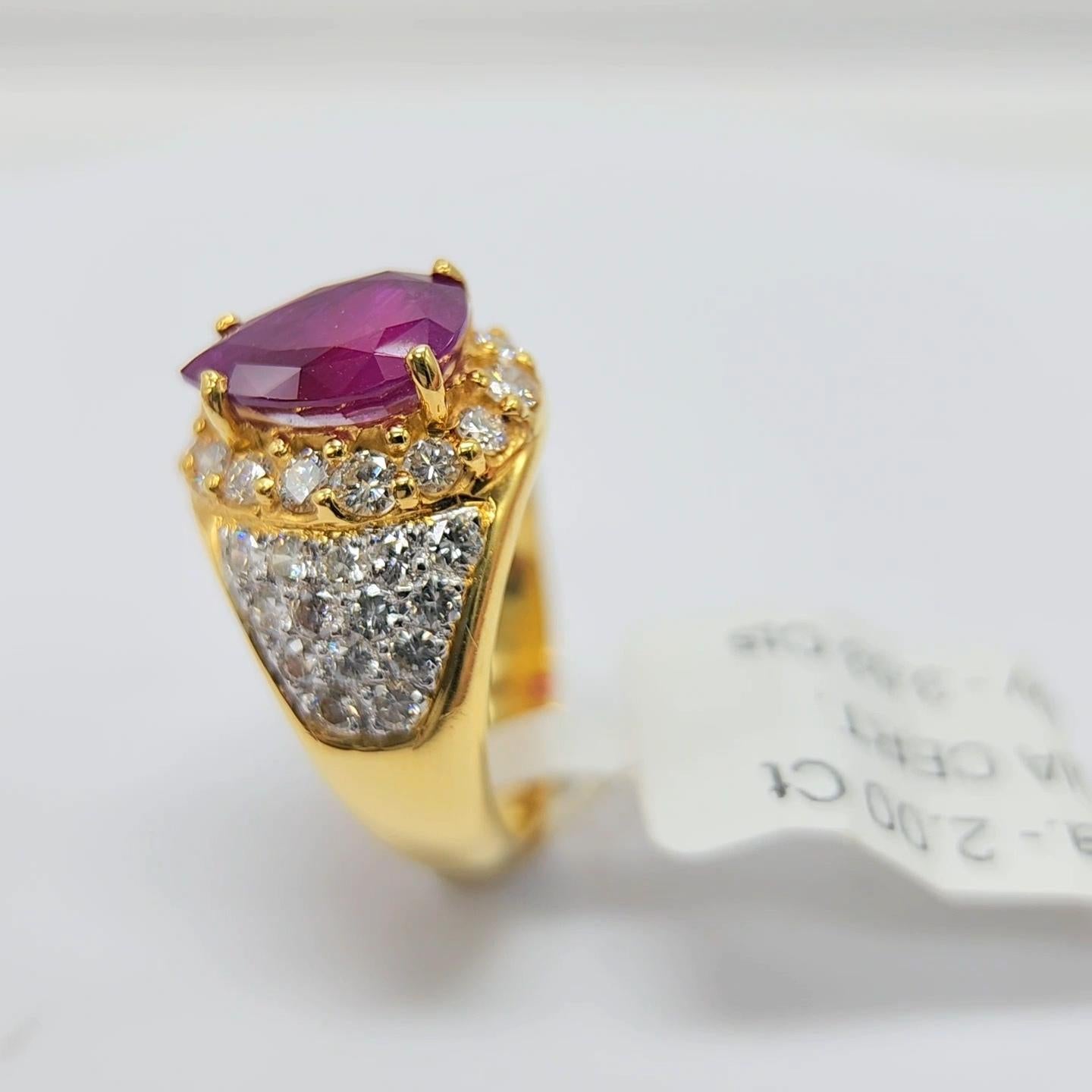 Anillo de Rubí Natural Certificado por el GIA y Diamantes Oro Amarillo de 18 quilates Rubí en Forma de Pera en venta 12