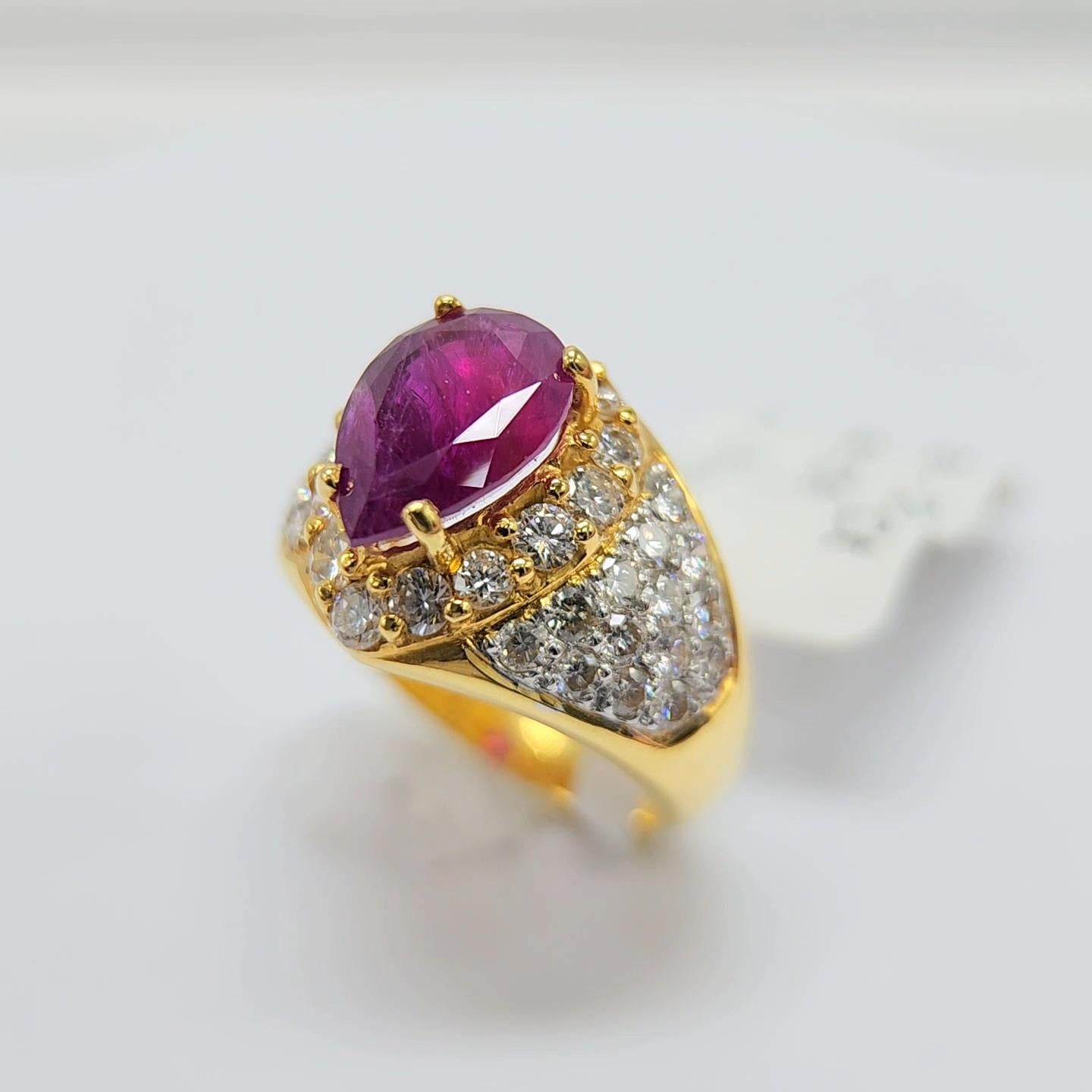 Anillo de Rubí Natural Certificado por el GIA y Diamantes Oro Amarillo de 18 quilates Rubí en Forma de Pera en venta 13