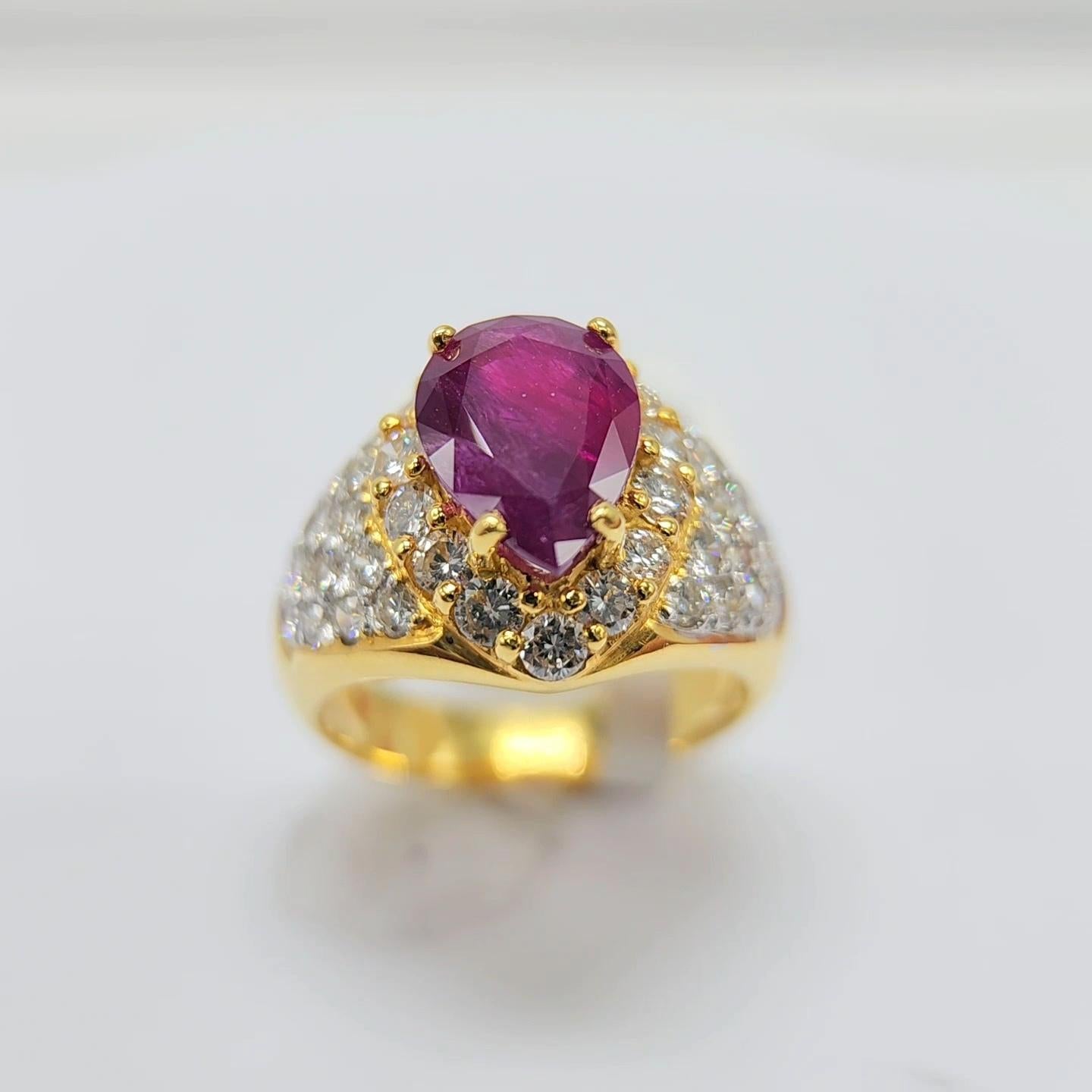 Anillo de Rubí Natural Certificado por el GIA y Diamantes Oro Amarillo de 18 quilates Rubí en Forma de Pera en venta 14