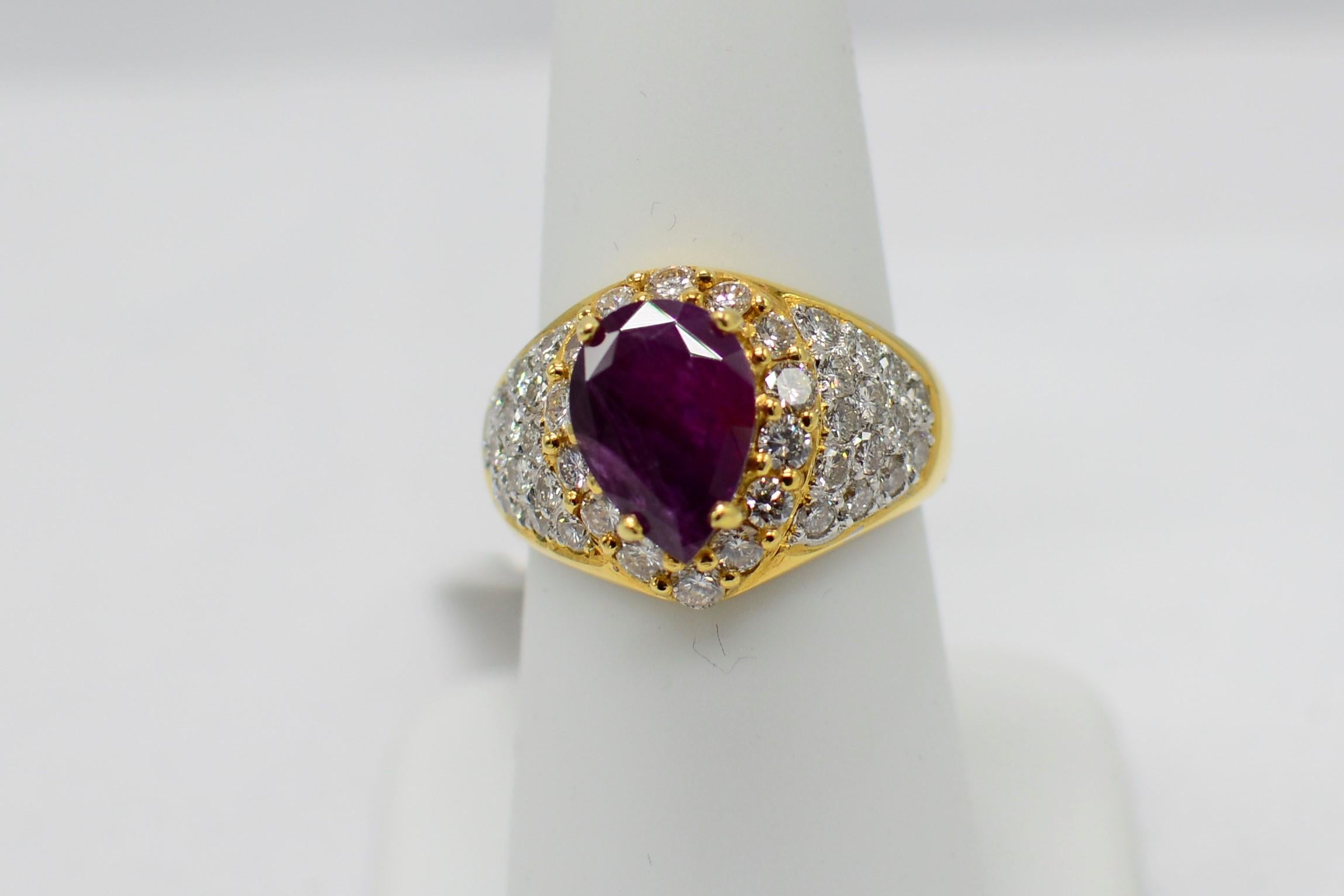 Anillo de rubí natural sin calentar certificado por el GIA.
Peso del rubí 3,53 quilates, forma de pera, alguna inclusión visible. 
Color rubí  rosa-rojo  AA.
Rodeado de Diamantes de buena calidad 2,0 quilates FG-VVS
Oro amarillo de 18 quilates 7,0