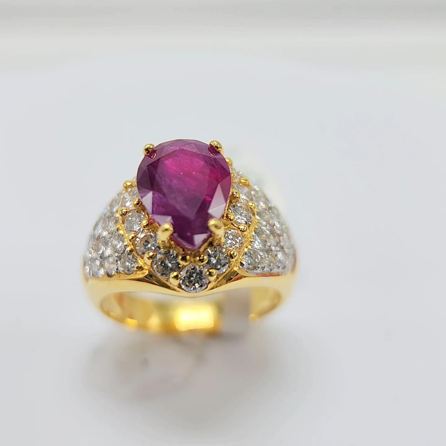Anillo de Rubí Natural Certificado por el GIA y Diamantes Oro Amarillo de 18 quilates Rubí en Forma de Pera en venta 15