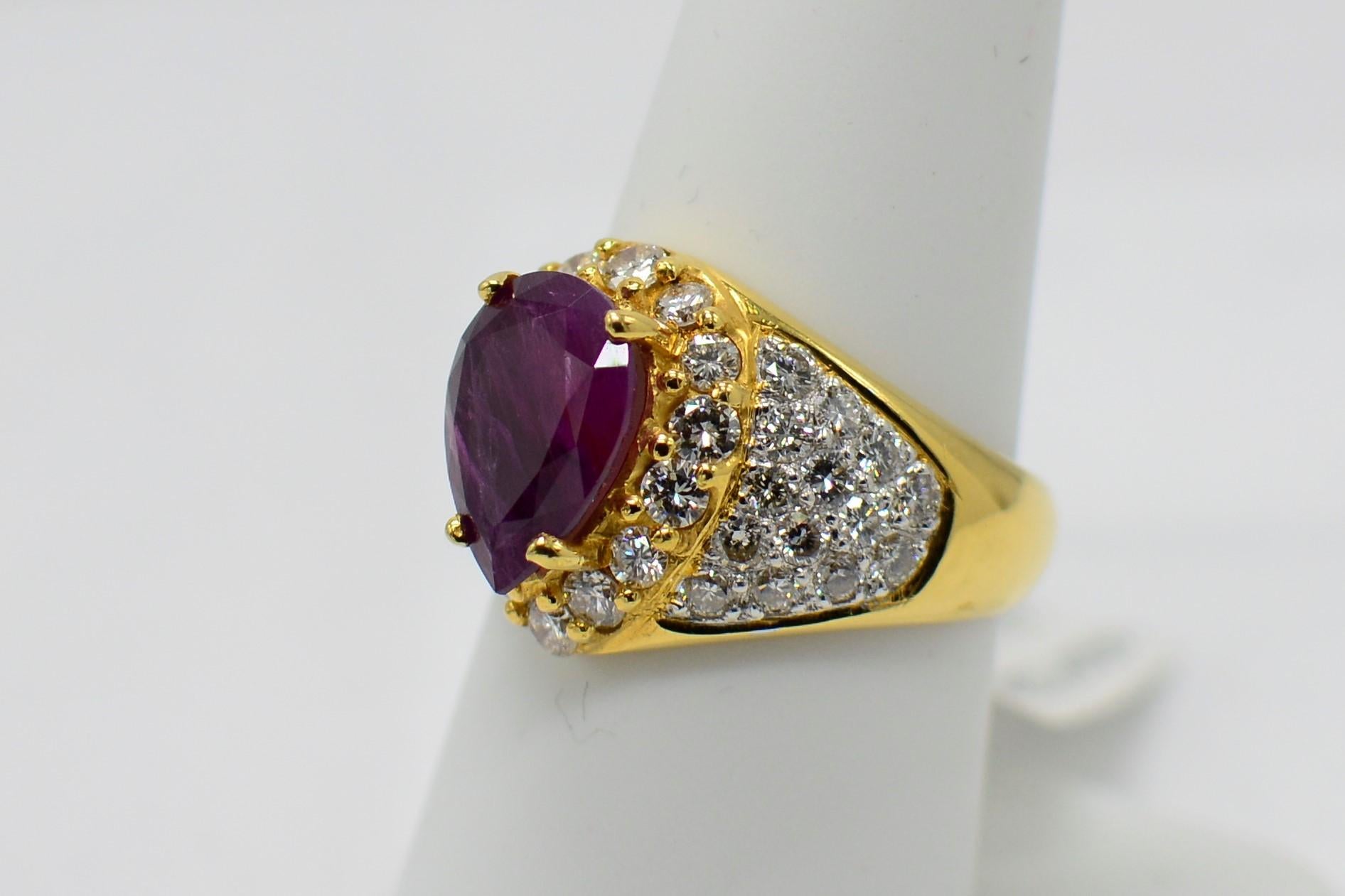 Anillo de Rubí Natural Certificado por el GIA y Diamantes Oro Amarillo de 18 quilates Rubí en Forma de Pera Corte pera en venta