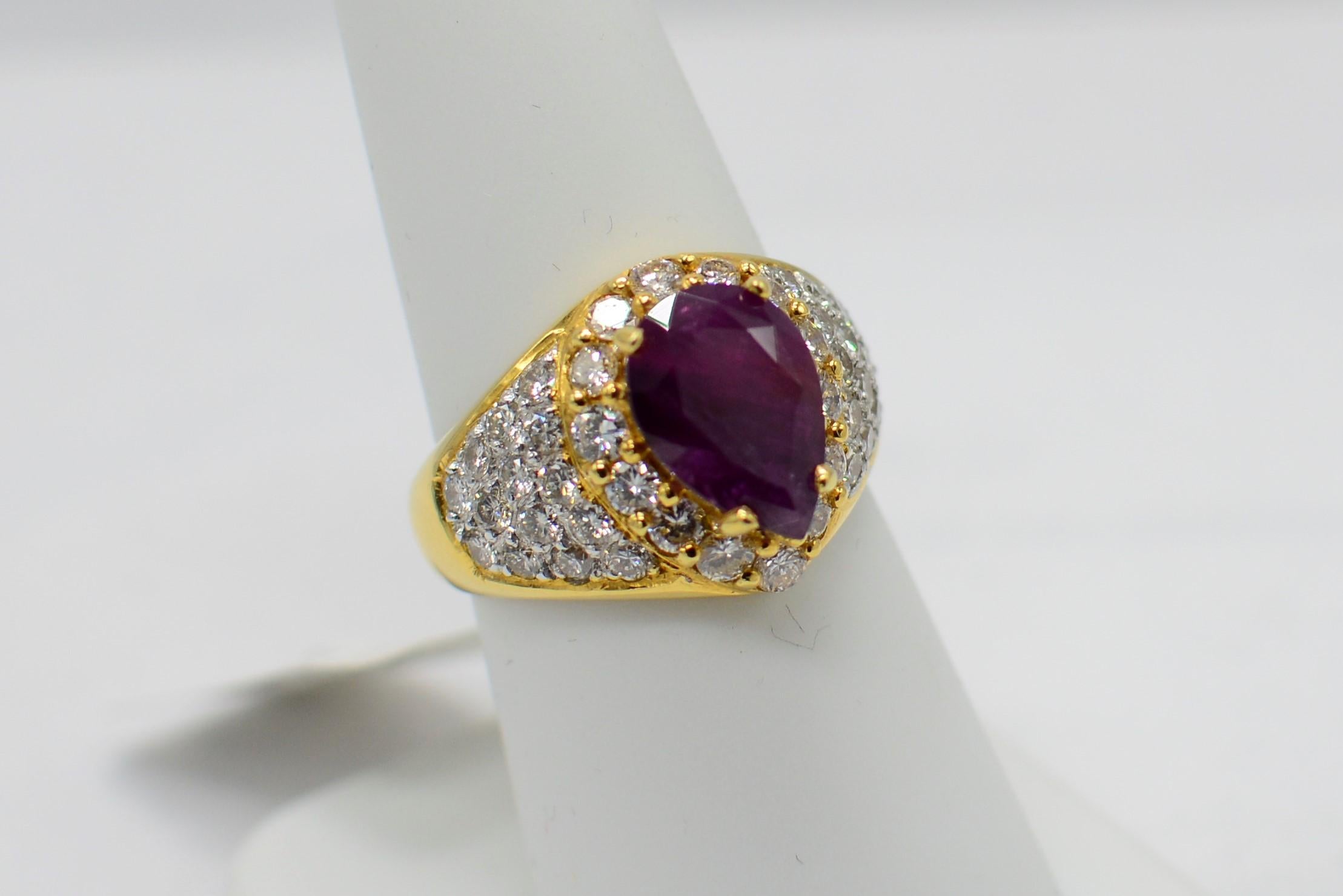 Anillo de Rubí Natural Certificado por el GIA y Diamantes Oro Amarillo de 18 quilates Rubí en Forma de Pera en Nuevo estado para la venta en Brooklyn, NY