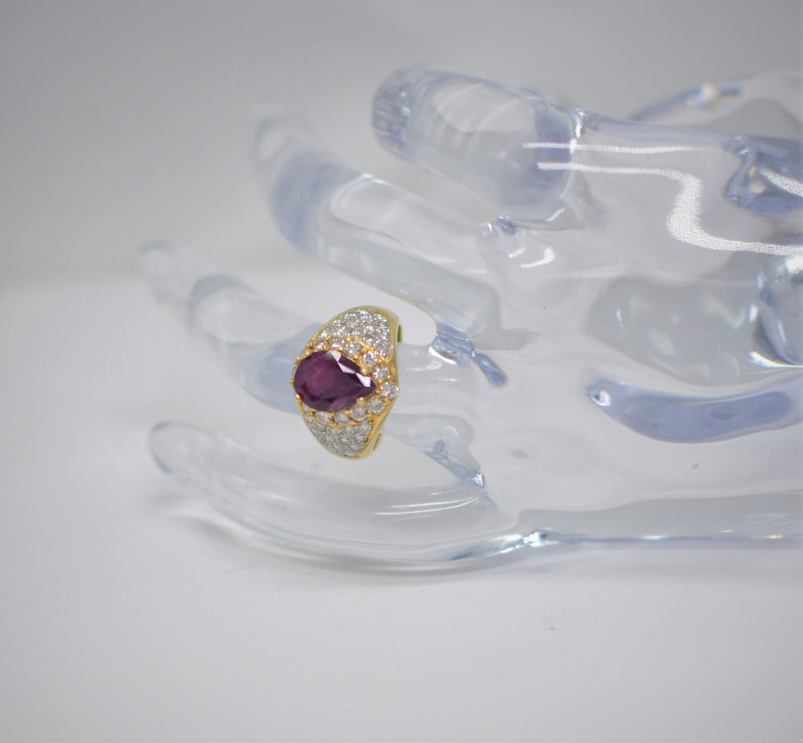 Anillo de Rubí Natural Certificado por el GIA y Diamantes Oro Amarillo de 18 quilates Rubí en Forma de Pera en venta 4