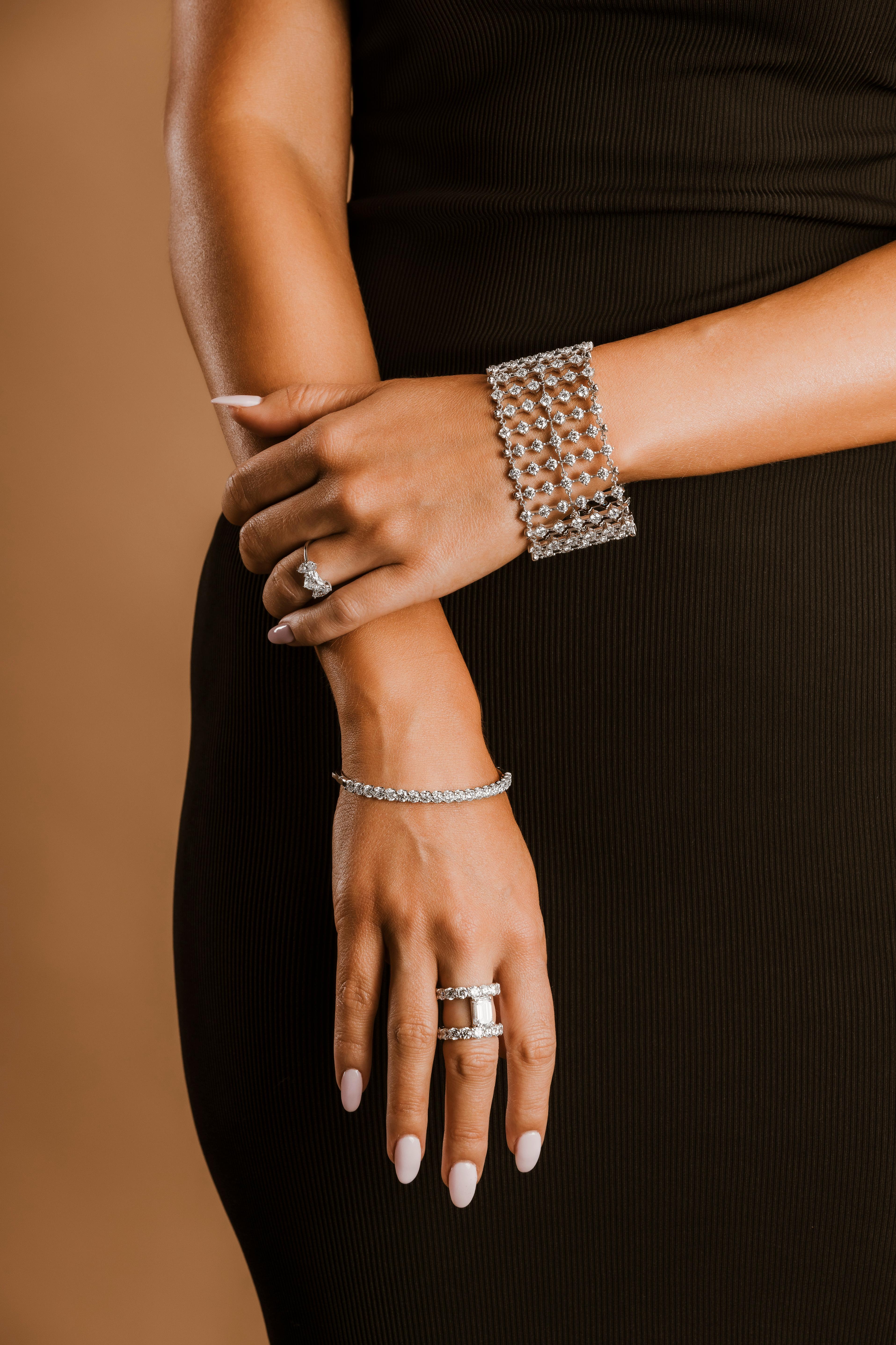 Dieses luxuriöse Armband aus 18 Karat Weißgold ist mit 33 Karat natürlichen, runden Brillanten besetzt, die in einem sechsreihigen Design angeordnet sind. Die Diamanten sind GIA-zertifiziert mit der Farbe D und der Reinheit 