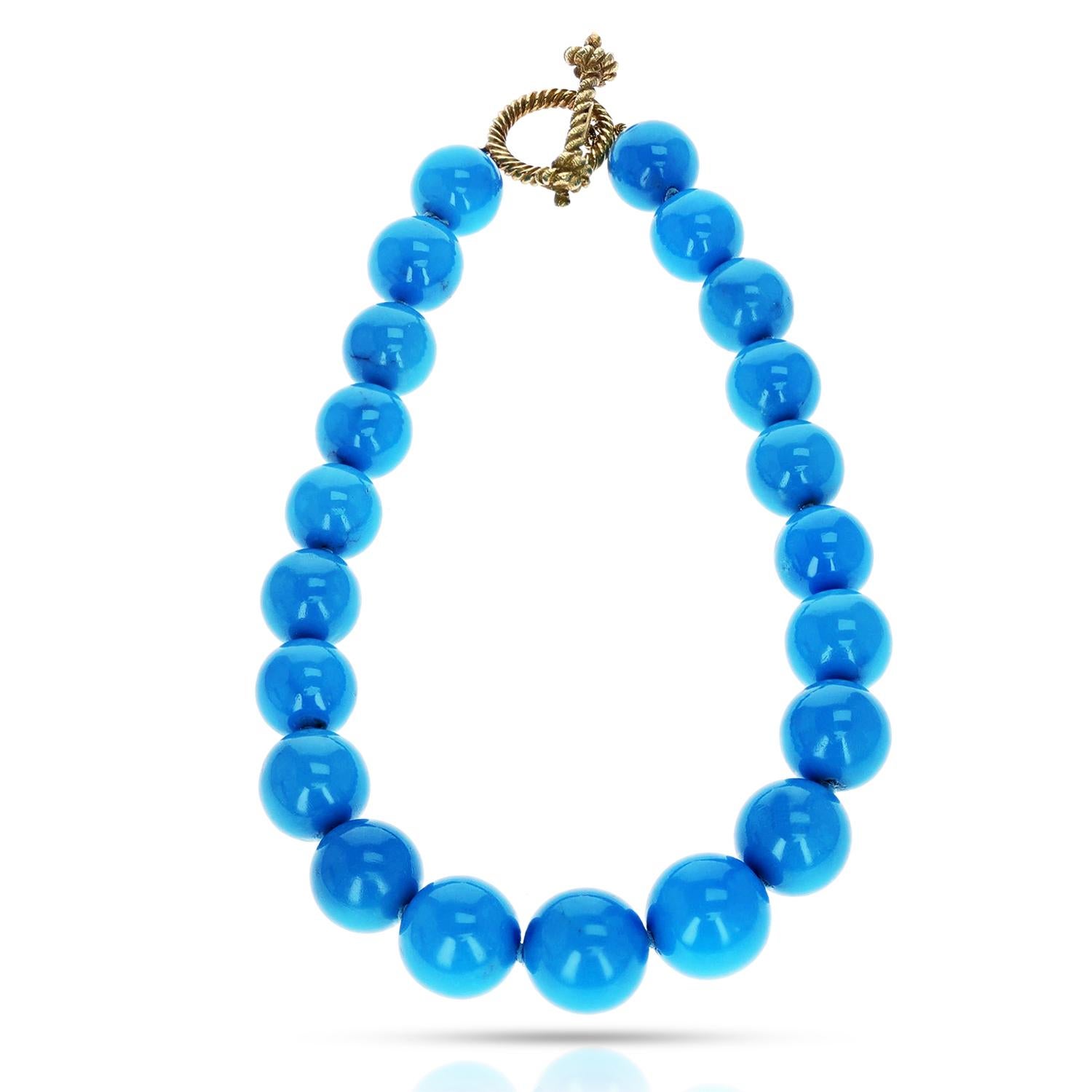 Un collier de perles de turquoise naturelle certifié par le GIA avec des perles de 16 à 20 mm. La longueur totale du collier est de 16,75 pouces et le poids total est de 182,60 grammes. Le collier a un fermoir à bascule en or signé MISH NY 750 pour