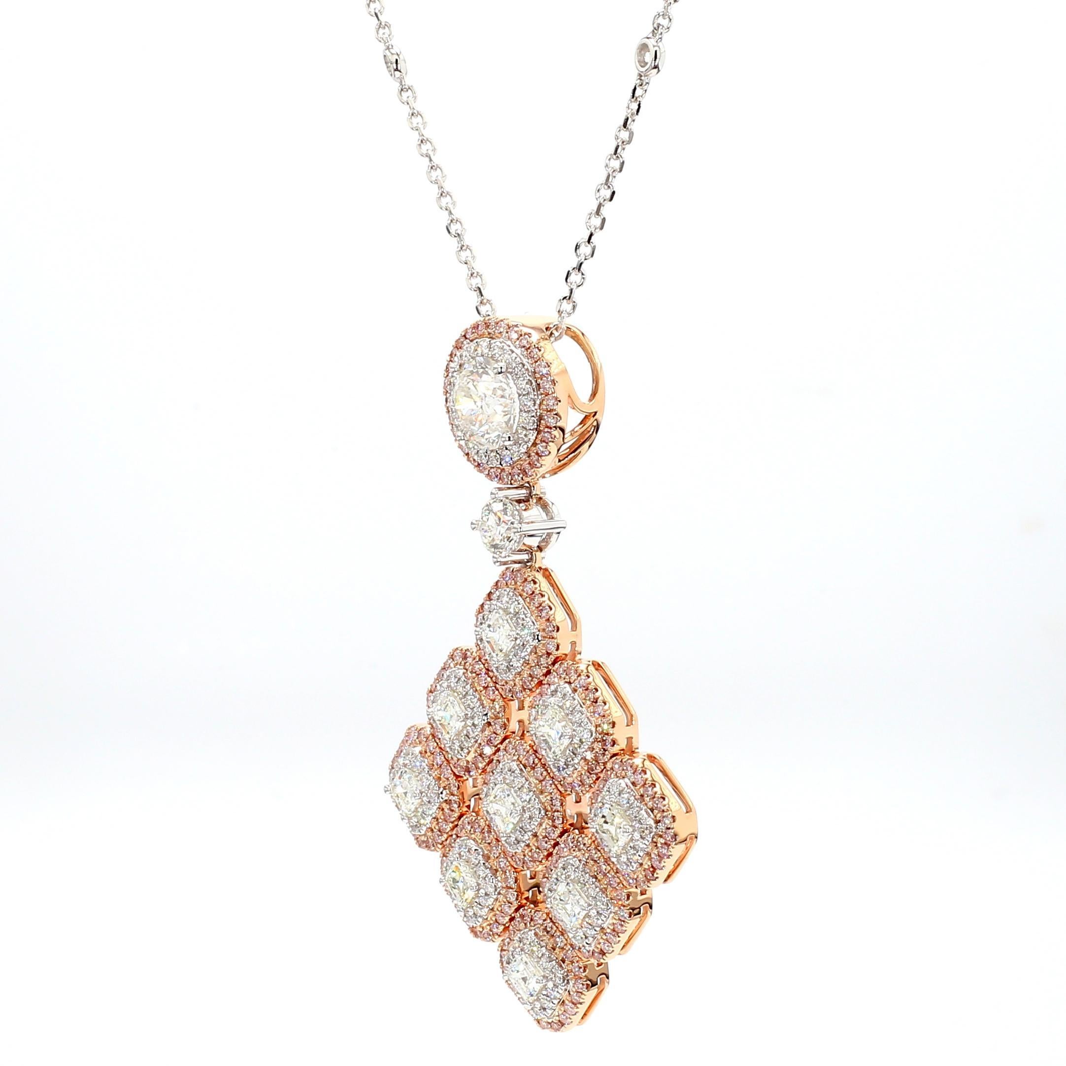 Le magnifique pendentif en diamant certifié GIA de Raregemworld. Monté dans une magnifique monture en or rose et blanc 18 carats avec un diamant rond blanc naturel complété par des diamants blancs naturels de taille émeraude. Ces diamants sont