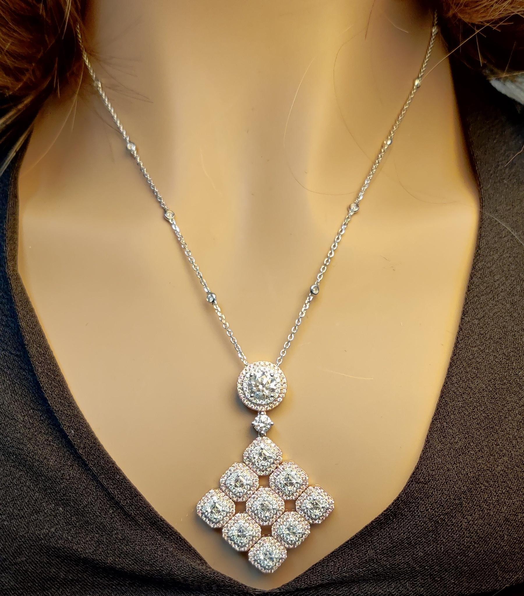 Pendentif en or blanc naturel de 4,11 carats poids total certifié par le GIA Neuf - En vente à New York, NY