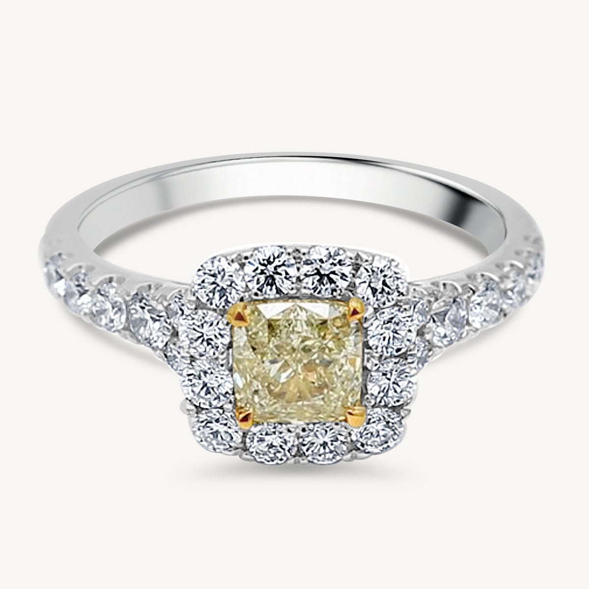 Bague en or jaune coussin et diamants blancs de 1.59 carat poids total certifiés GIA