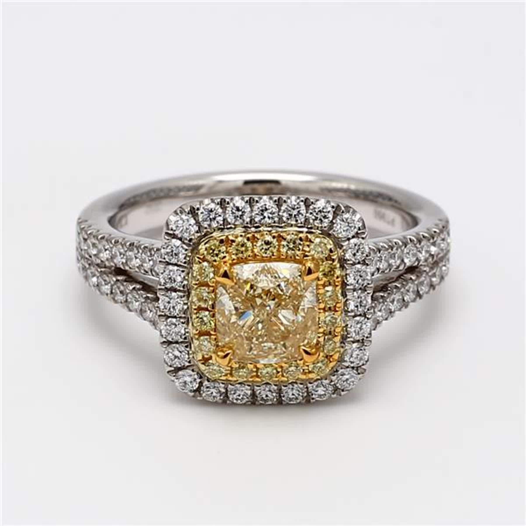 Der klassische GIA-zertifizierte Diamantring von RareGemWorld. Montiert in einer wunderschönen Fassung aus 18 Karat Gelb- und Weißgold und Platin mit einem gelben Diamanten im Kissenschliff. Der gelbe Diamant ist umgeben von runden natürlichen
