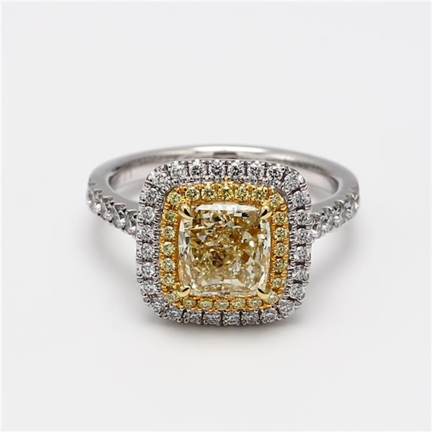 Der klassische GIA-zertifizierte Diamantring von RareGemWorld. Montiert in einer schönen Fassung aus 18 Karat Gelb- und Weißgold mit einem natürlichen gelben Diamanten im Kissenschliff. Der gelbe Diamant ist umgeben von runden natürlichen gelben