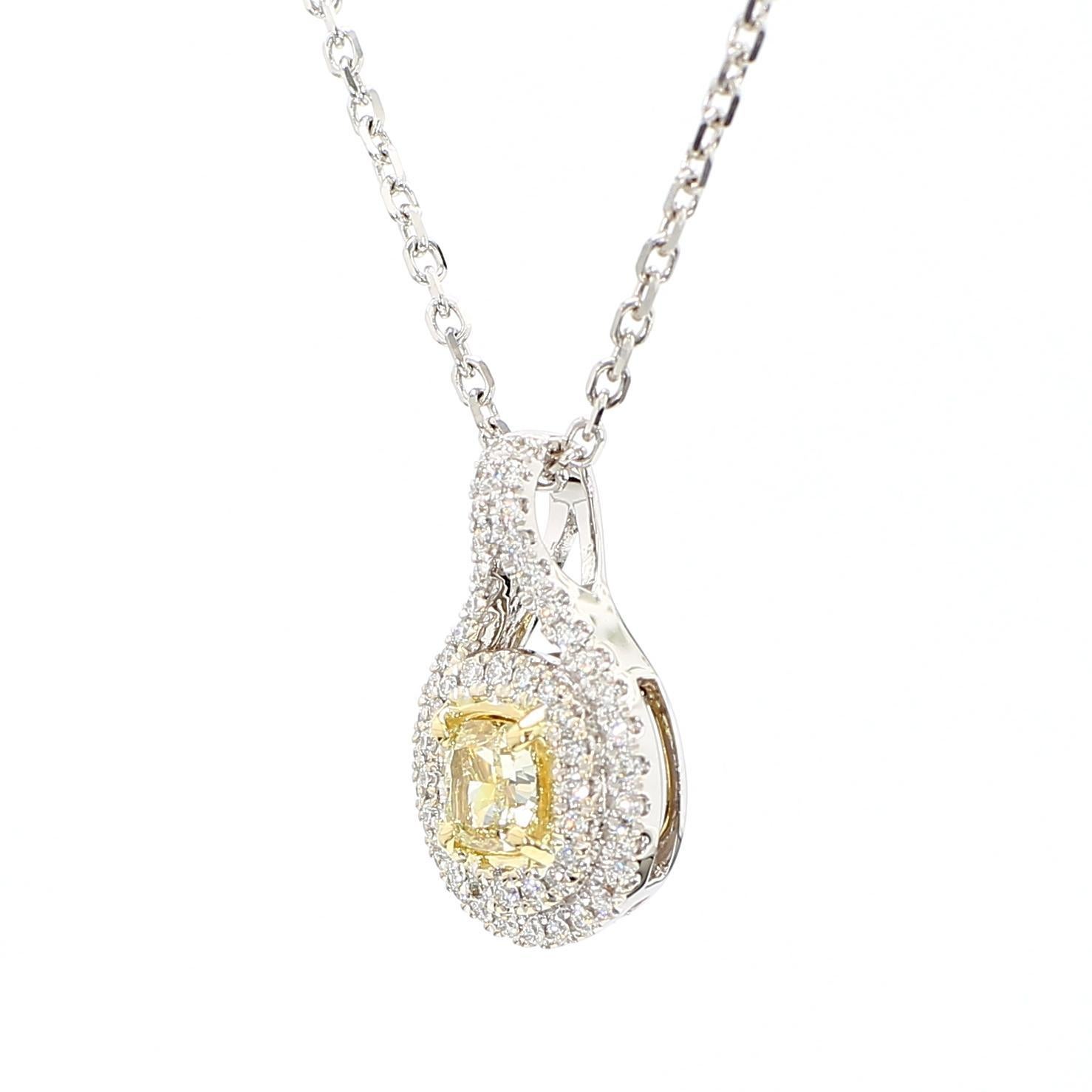 Le magnifique pendentif en diamant certifié GIA de Raregemworld. Monté dans une belle monture en or jaune et blanc 18 carats avec un diamant jaune naturel de taille coussin. Le diamant jaune est entouré d'une mêlée de diamants blancs ronds naturels.