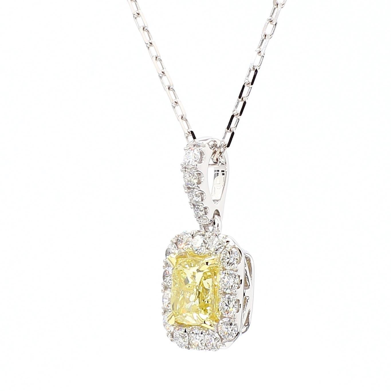 Precioso colgante de diamantes con certificado GIA de RareGemWorld. Montada en un precioso engaste de oro amarillo y blanco de 18 quilates con un diamante amarillo natural de talla cojín. El diamante amarillo está rodeado de melee diamante blanco