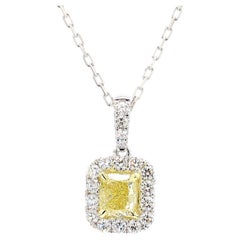 Colgante de gota de oro de 1.45 quilates TW con diamante amarillo natural en cojín certificado por GIA