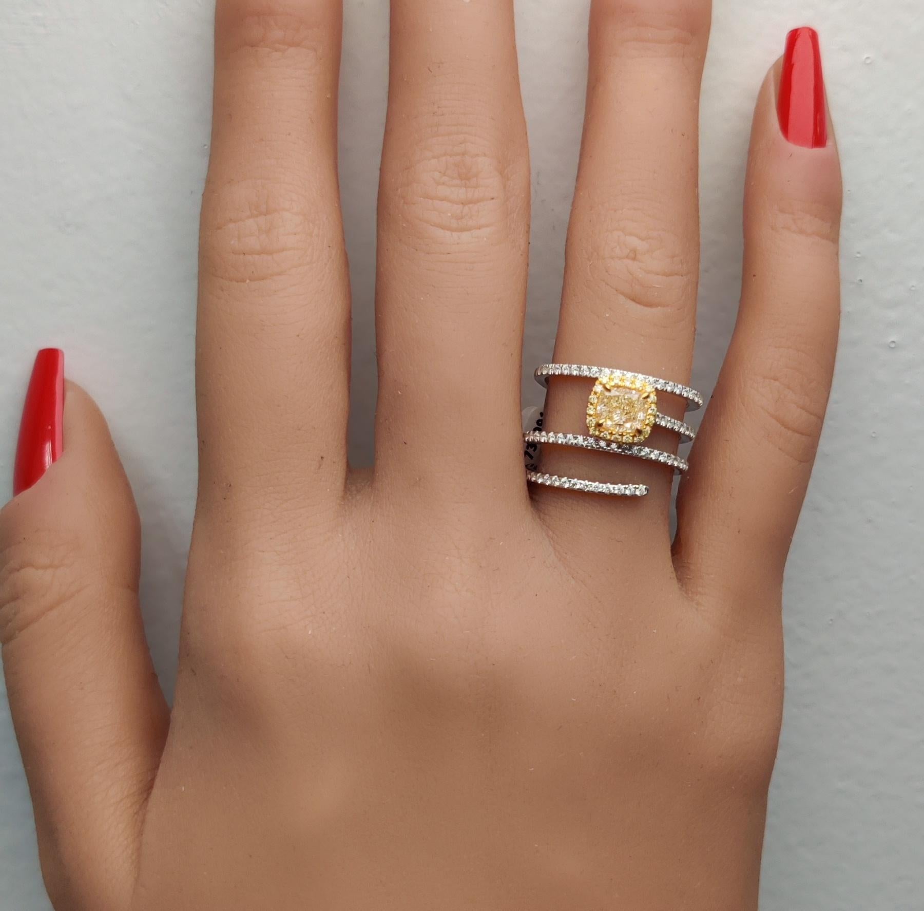 Bague cocktail en or jaune naturel certifié GIA avec diamant coussin de 1.46 carats poids total Neuf - En vente à New York, NY