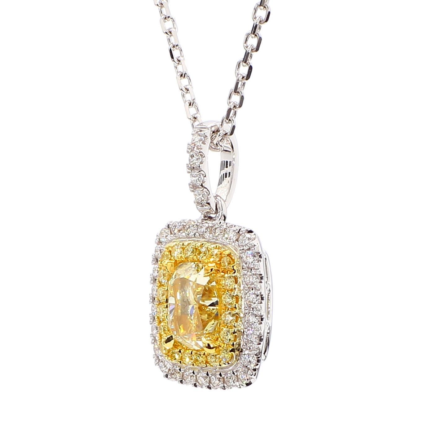 Il bellissimo ciondolo con diamante certificato GIA di RareGemworld. Montato in una splendida montatura in oro giallo e bianco 18 carati con un diamante giallo naturale taglio cuscino. Il diamante giallo è circondato da un diamante giallo naturale