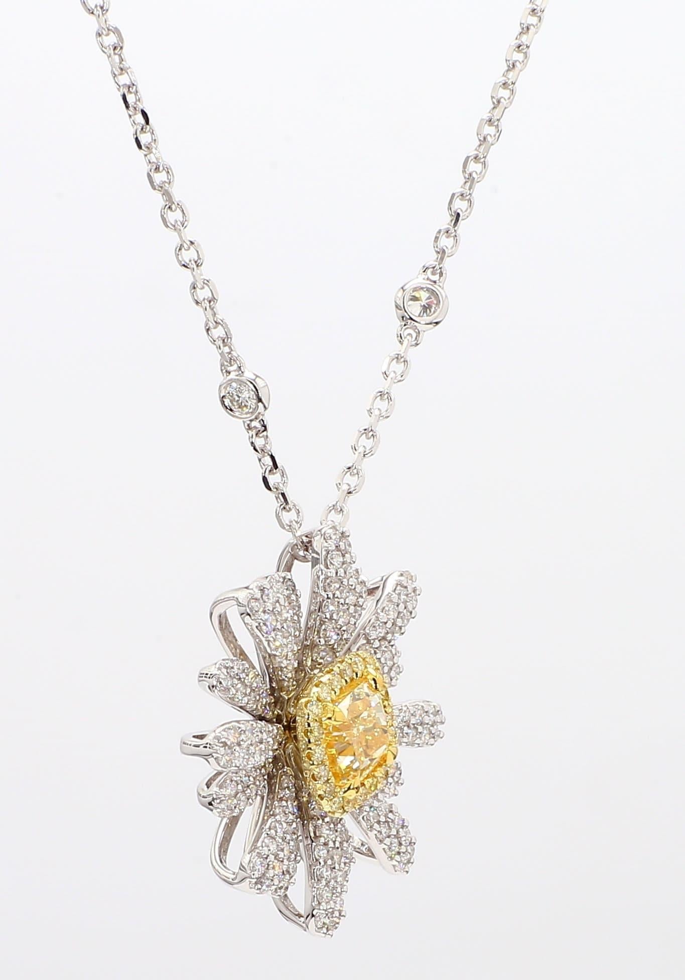Taille coussin GIA Certified Natural Yellow Cushion Diamond 1.58 Carat TW Gold Drop Pendentif en vente
