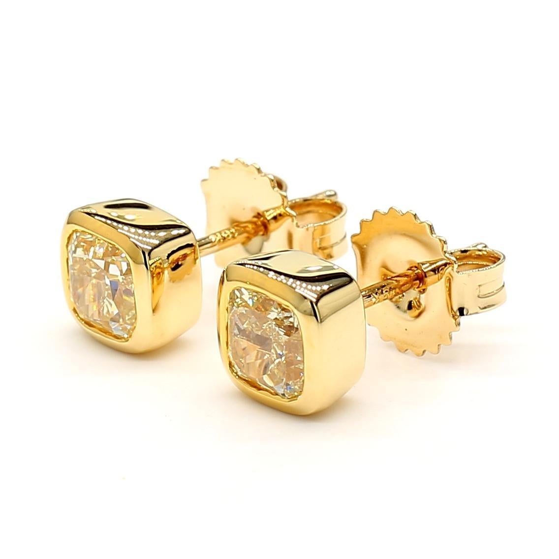 I bellissimi orecchini di diamanti certificati GIA di RareGemworld. Montato in una splendida montatura in oro giallo 18K con diamanti naturali gialli taglio cuscino. Questi orecchini sono garantiti per stupire e arricchire la tua collezione