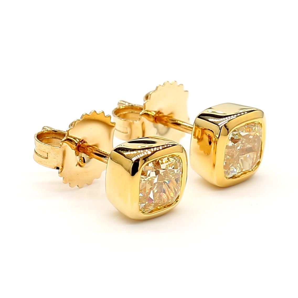Taglio cuscino Orecchini con perno in oro con diamante giallo naturale certificato GIA da 1.61 carati TW in vendita