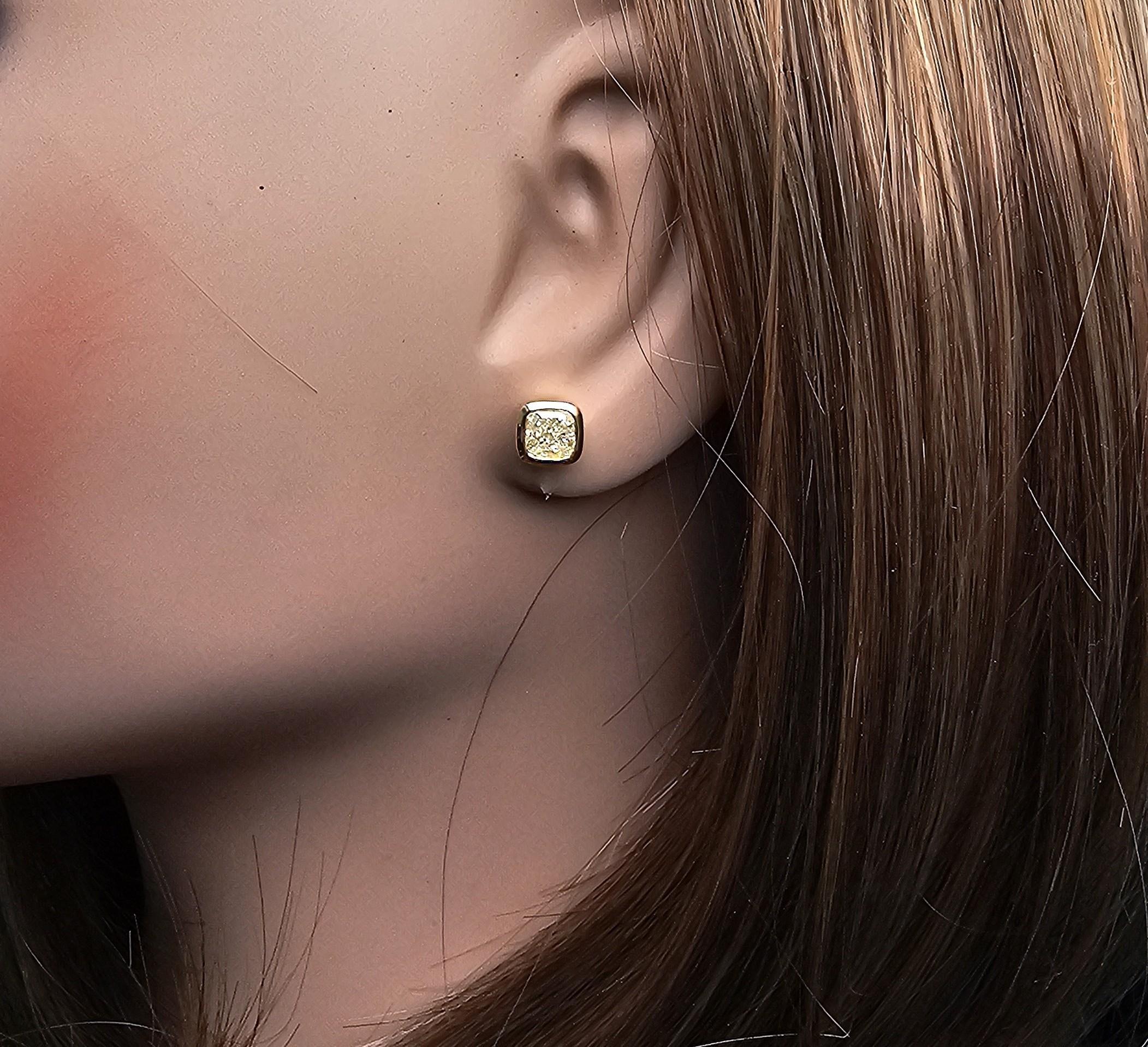 Orecchini con perno in oro con diamante giallo naturale certificato GIA da 1.61 carati TW In condizioni Nuovo in vendita a New York, NY