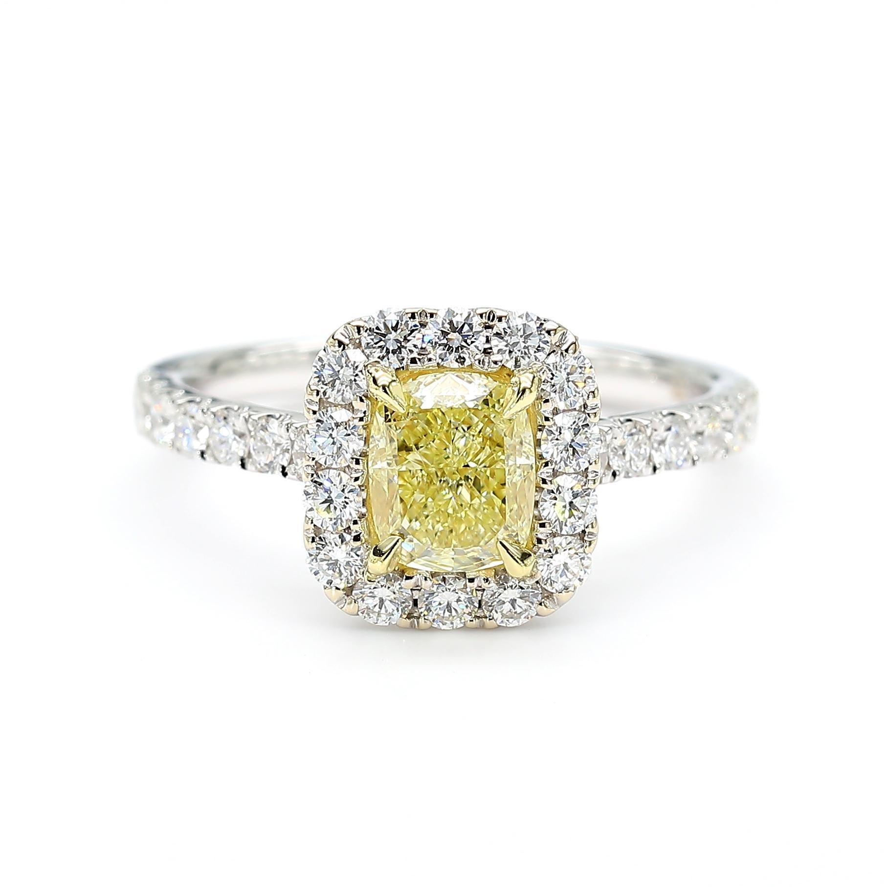 Contemporain Bague cocktail en or jaune naturel certifié GIA avec diamant coussin de 1.67 carats poids total en vente