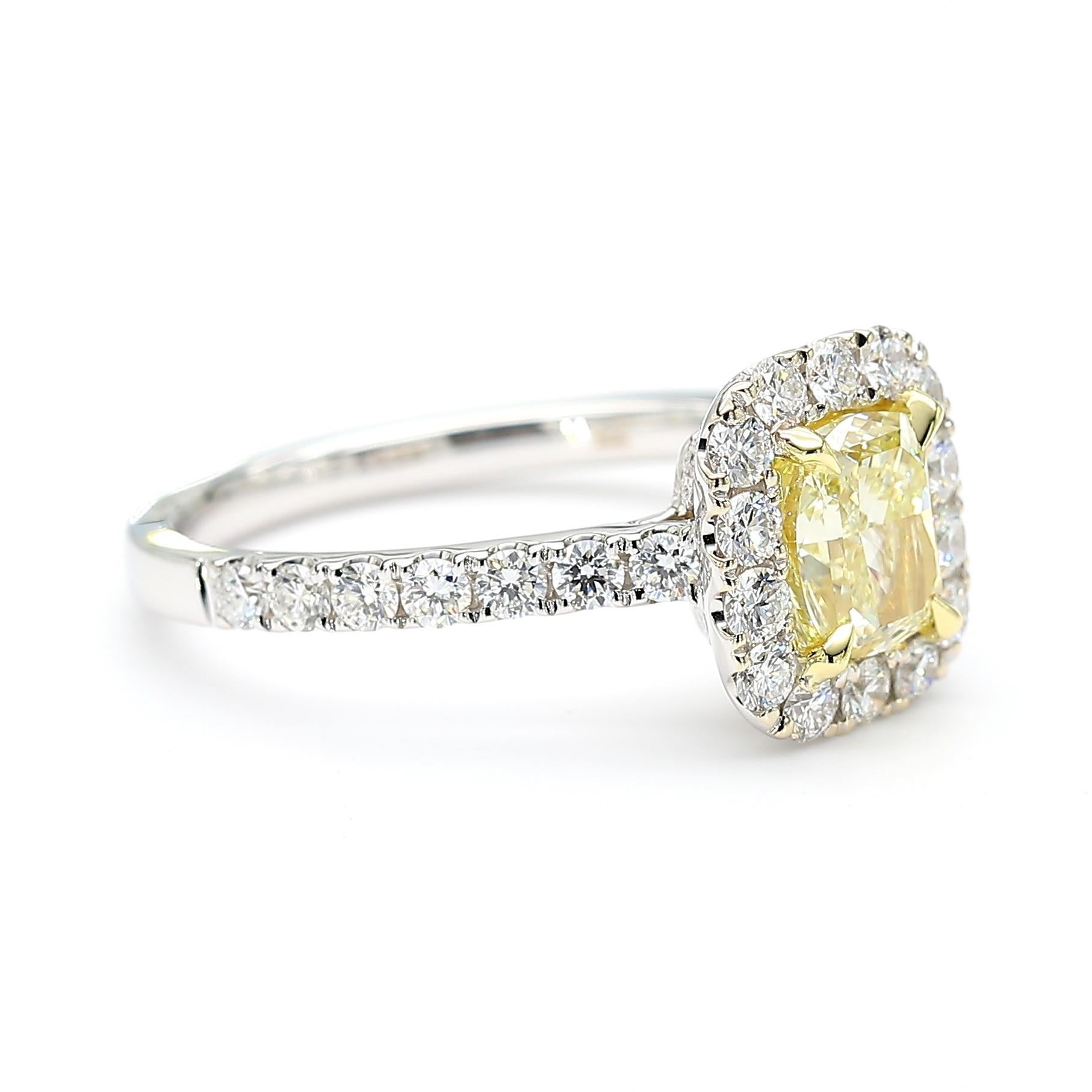 Taille coussin Bague cocktail en or jaune naturel certifié GIA avec diamant coussin de 1.67 carats poids total en vente