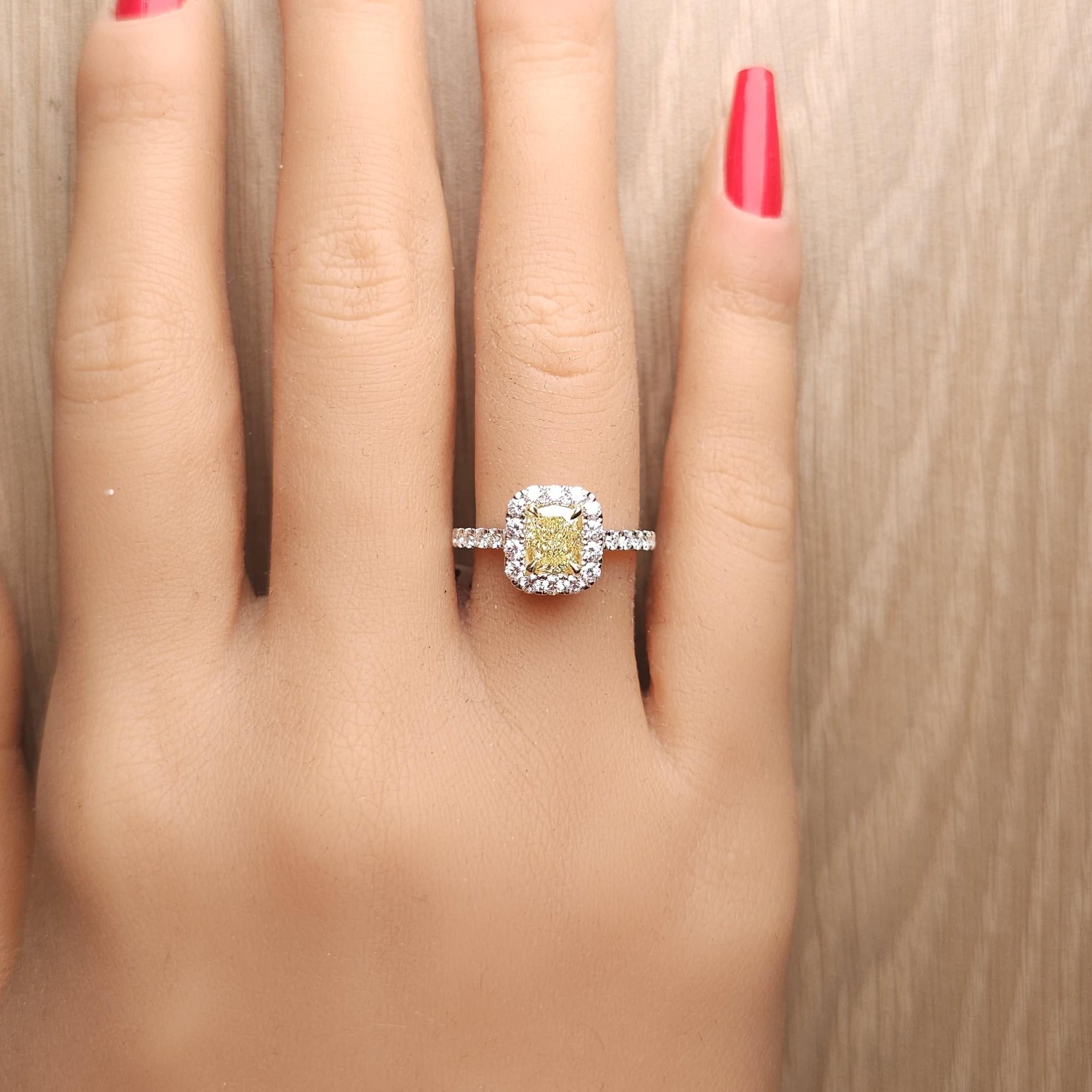 Bague cocktail en or jaune naturel certifié GIA avec diamant coussin de 1.67 carats poids total Neuf - En vente à New York, NY