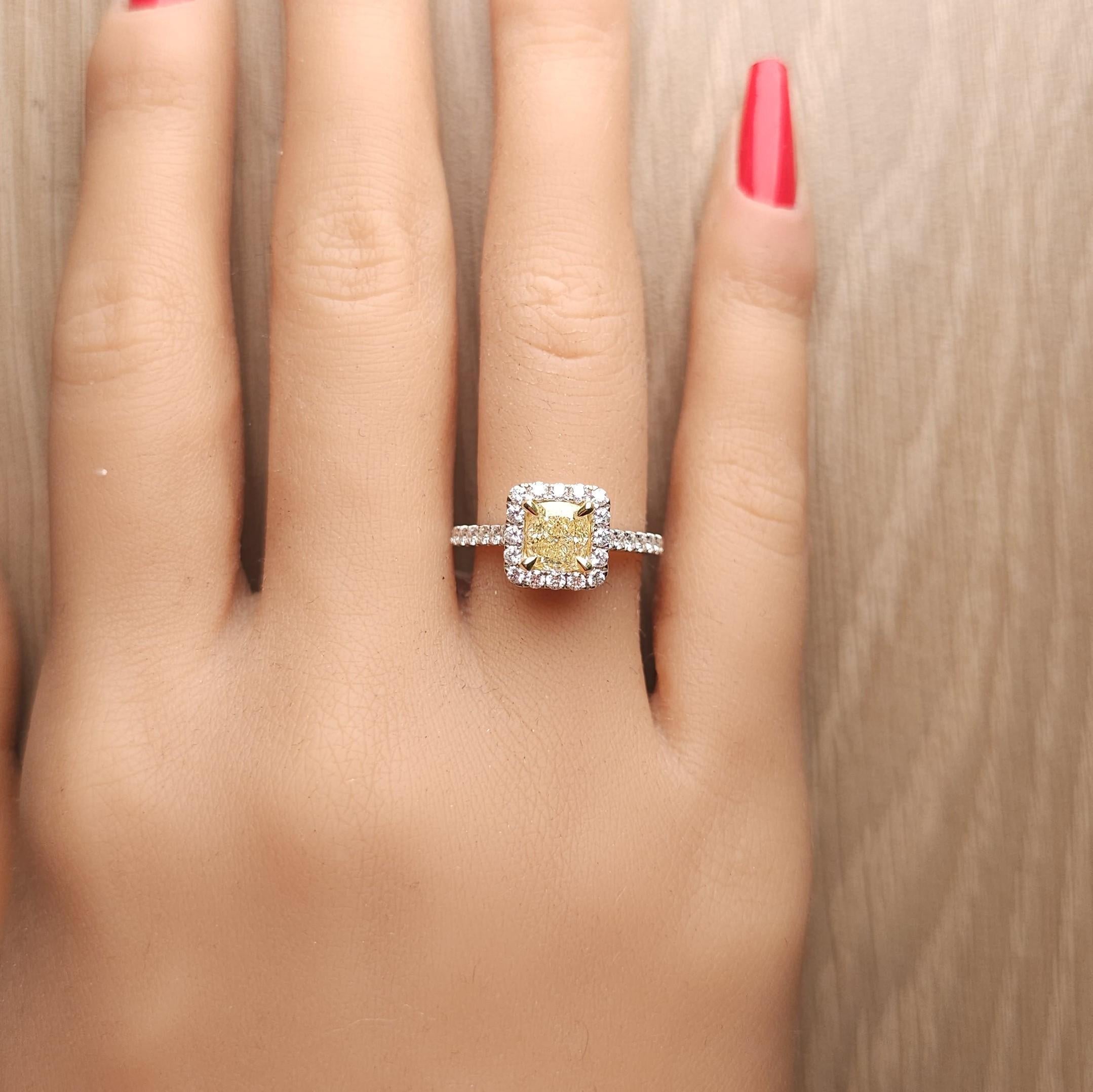 Bague cocktail en or jaune naturel certifié GIA avec diamant coussin de 1.74 carats poids total Neuf - En vente à New York, NY