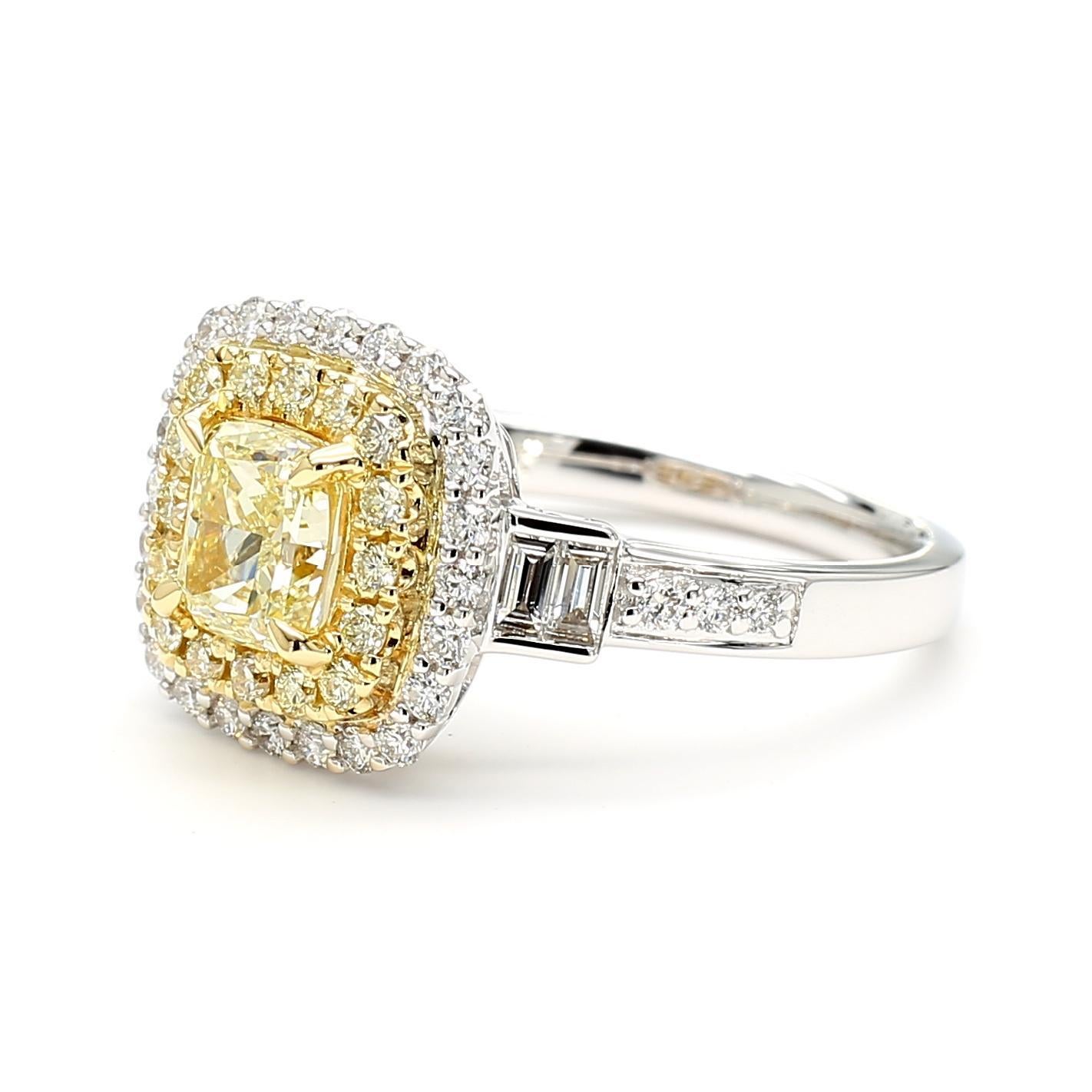 Il bellissimo anello cocktail con diamante certificato GIA di RareGemworld. Montato in una splendida montatura in oro giallo e bianco 18 carati con un diamante giallo naturale taglio cuscino. Il diamante giallo è circondato da diamanti bianchi