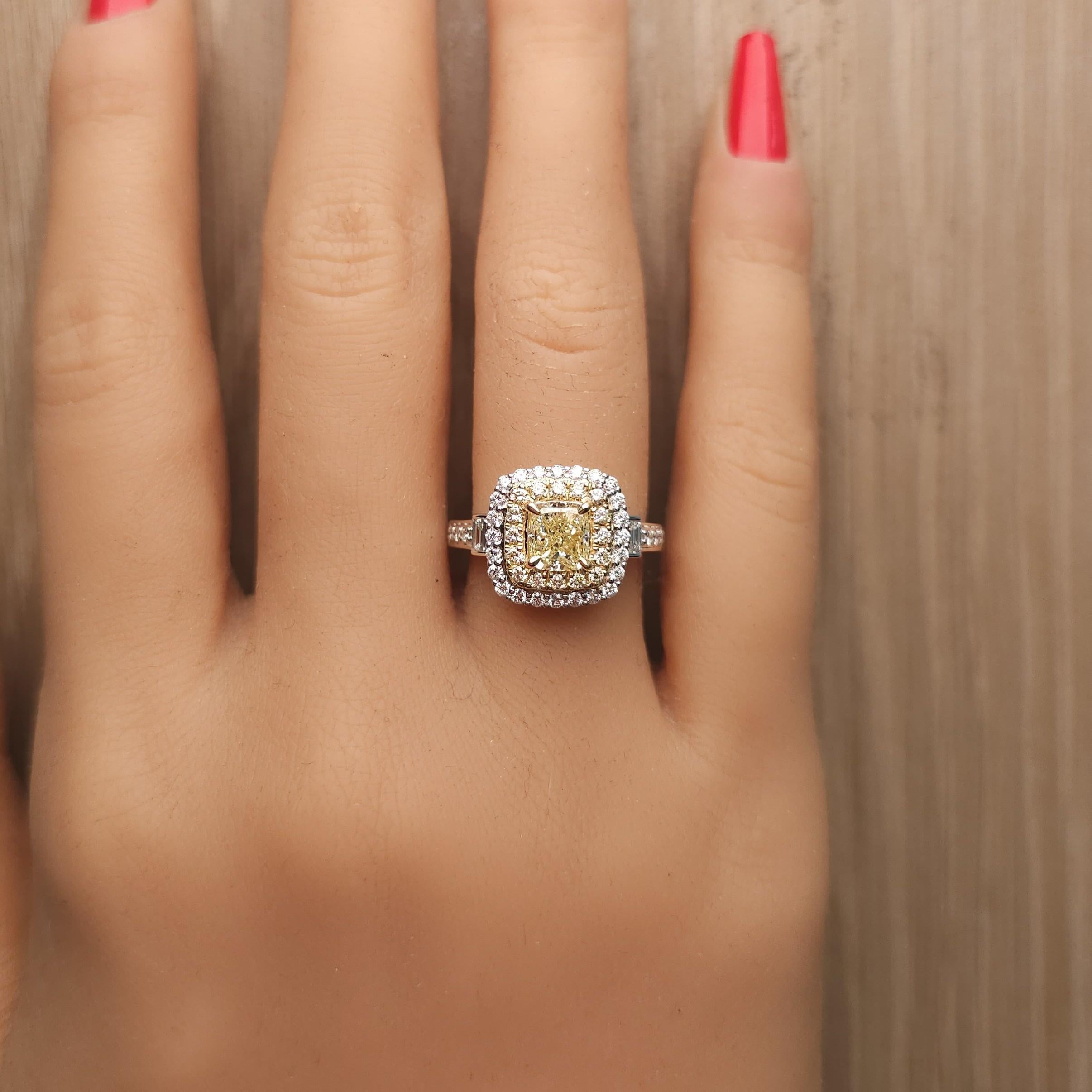 Anello da cocktail in oro con diamante giallo naturale certificato GIA da 1.76 carati TW In condizioni Nuovo in vendita a New York, NY