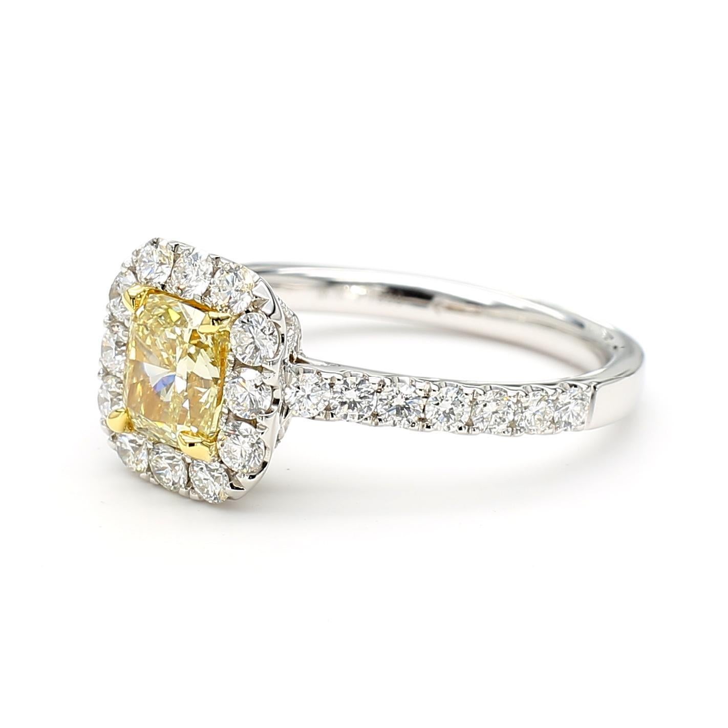 Der schöne Diamantring von RareGemWorld. Eingefasst in einer schönen Platinfassung mit einem gelben Diamanten im Kissenschliff. Der gelbe Diamant ist von runden weißen Naturdiamanten umgeben. Dieser Ring wird Sie garantiert beeindrucken und Ihre