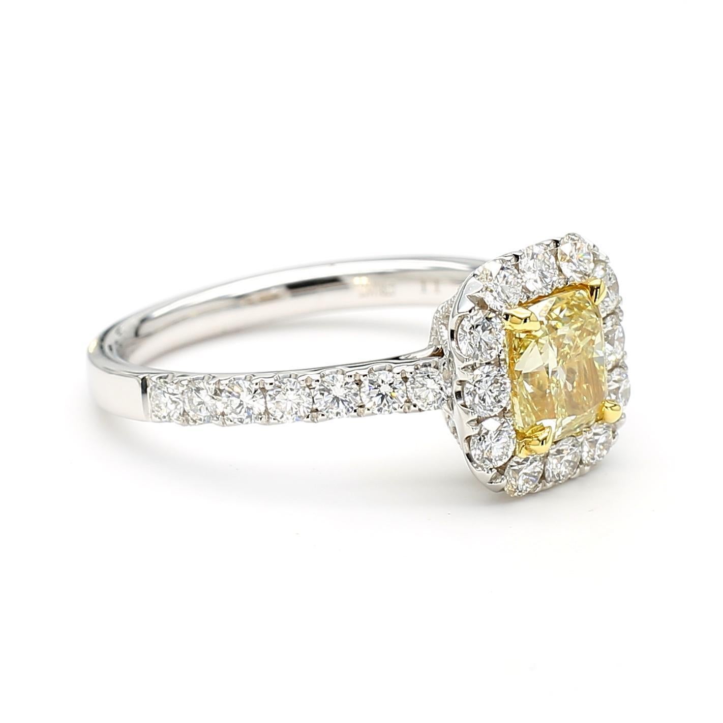 GIA-zertifizierter natürlicher gelber Diamant im Kissenschliff 1.76 Karat TW Platin Cocktail-Ring im Zustand „Neu“ im Angebot in New York, NY