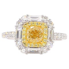 Anello da cocktail in oro con diamante giallo naturale certificato GIA da 1.84 carati TW