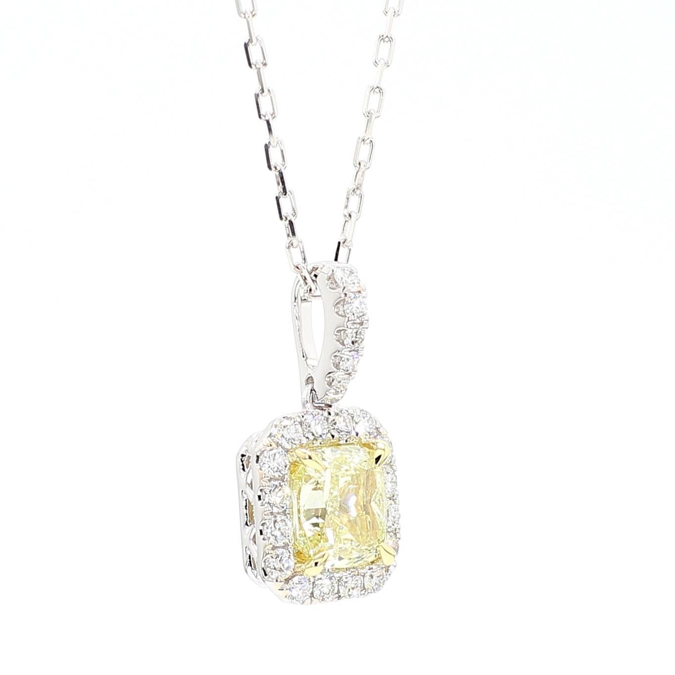 Il bellissimo ciondolo con diamante certificato GIA di RareGemworld. Montato in una splendida montatura in oro giallo e bianco 18 carati con un diamante giallo naturale taglio cuscino. Il diamante giallo è circondato da un diamante bianco naturale
