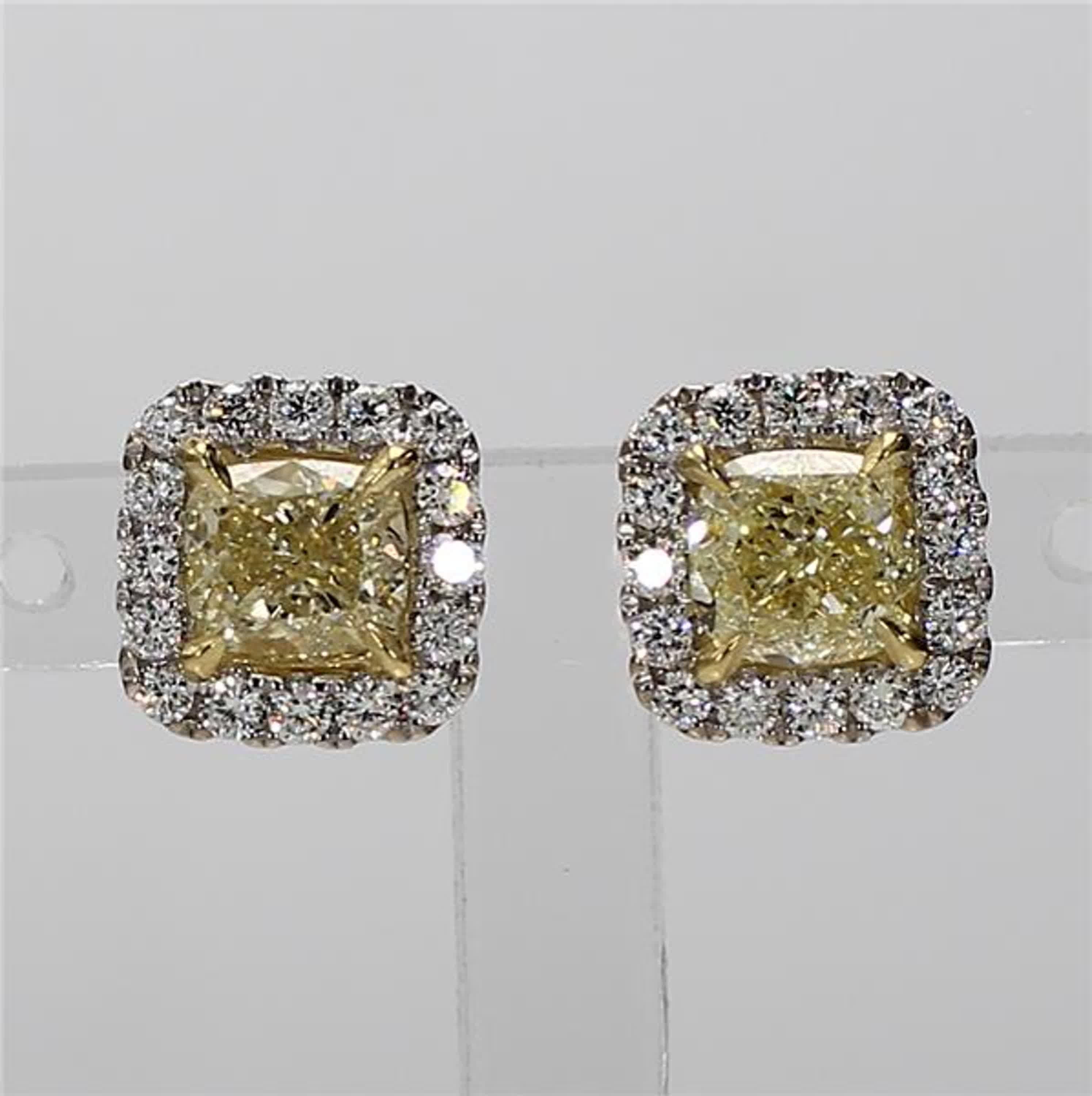Les boucles d'oreilles classiques en diamant certifié GIA de Raregemworld. Monté dans une belle monture en or jaune et blanc 18 carats avec des diamants jaunes naturels de taille coussin. Les diamants jaunes sont entourés d'une mêlée de diamants